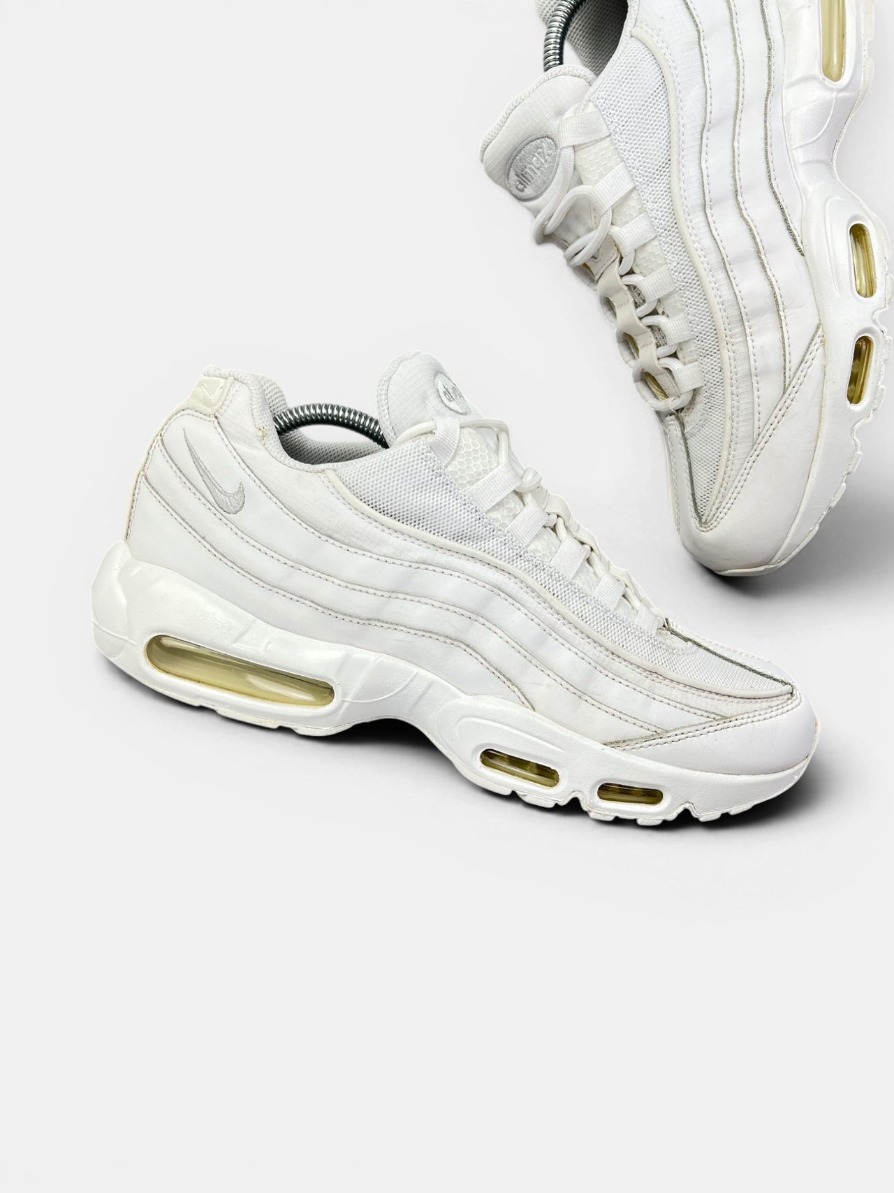 Nike Air Max 95 Triple White — buty sportowe męskie w bardzo dobrym stanie rozmiar 44.5, zewnętrzny panel prawego buta