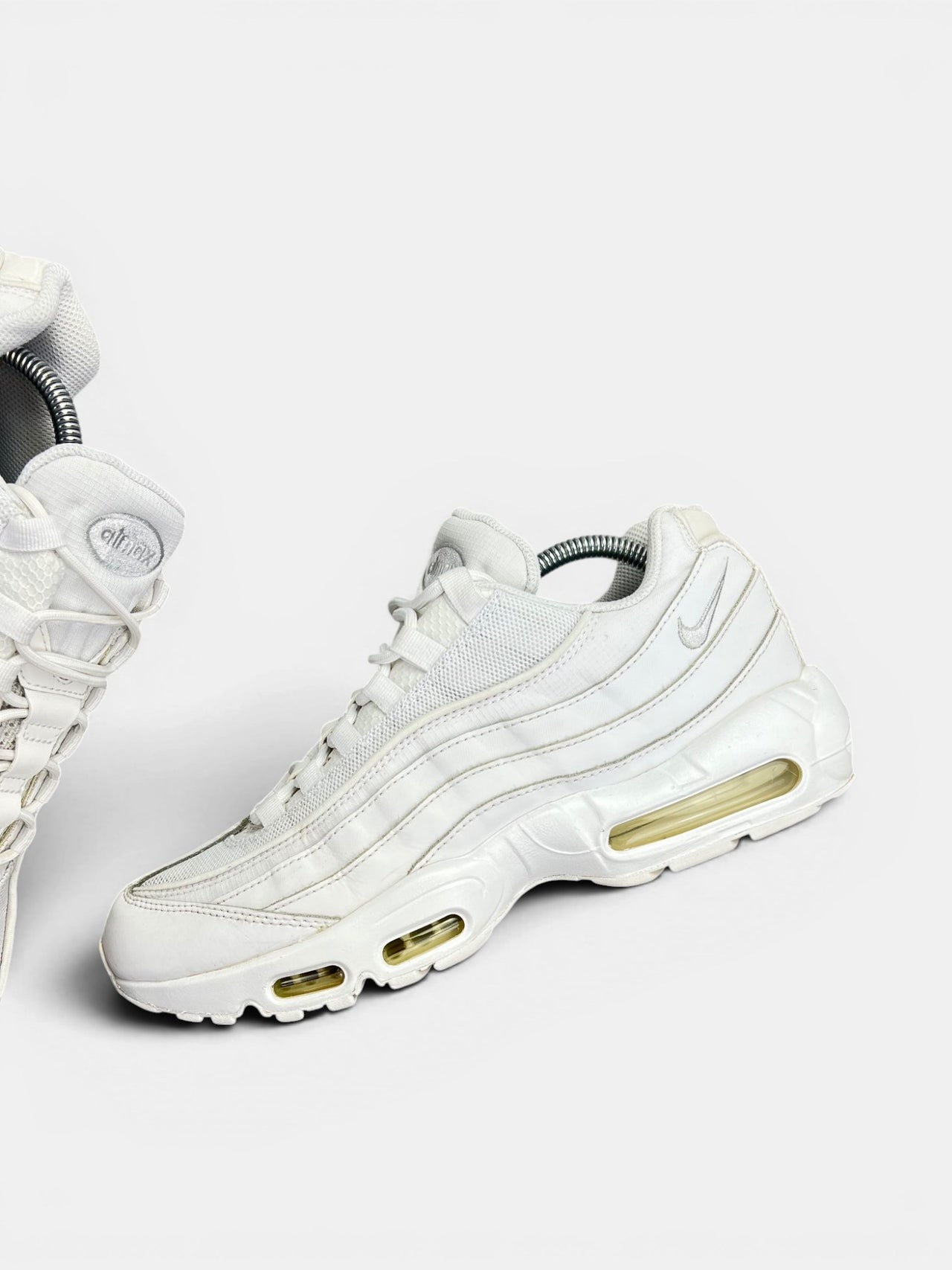 Nike Air Max 95 Triple White — buty sportowe męskie w bardzo dobrym stanie rozmiar 44.5, zewnętrzny panel lewego buta