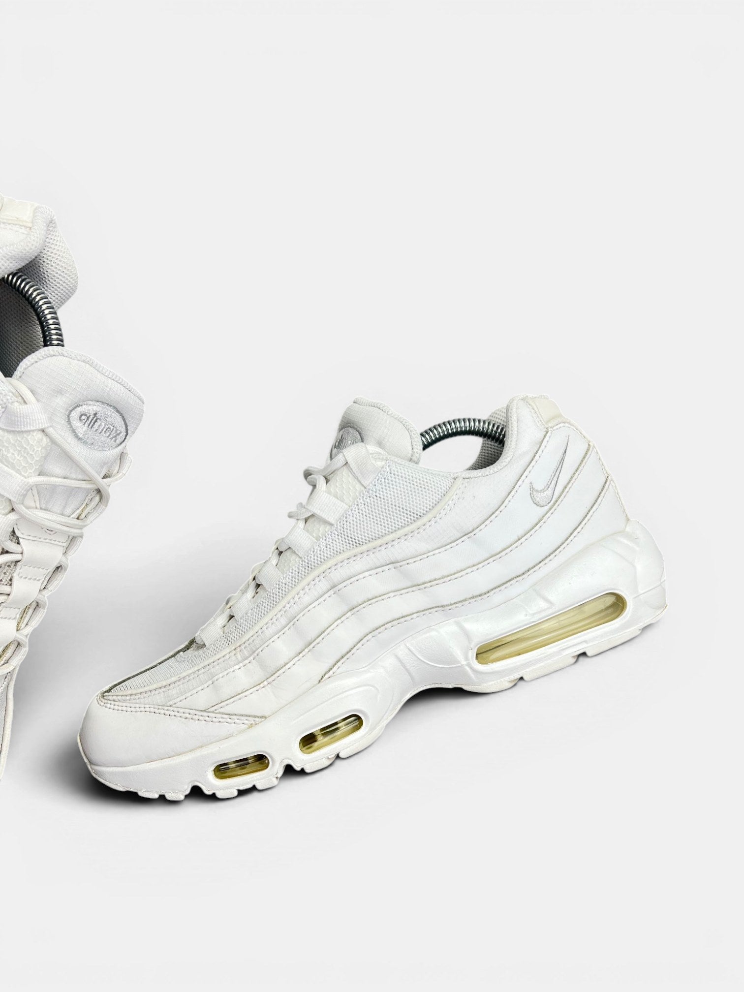 Nike Air Max 95 Triple White — buty sportowe męskie w bardzo dobrym stanie rozmiar 44.5, zewnętrzny panel lewego buta