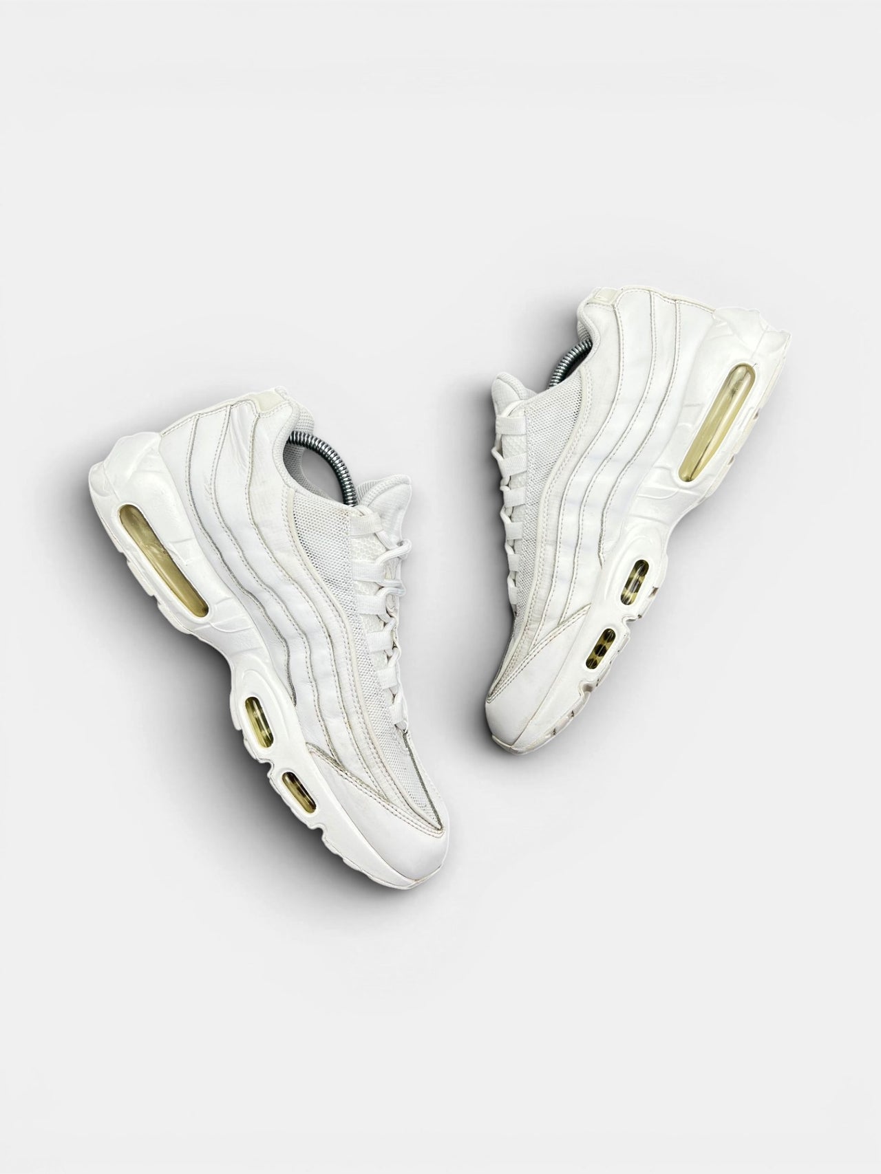 Nike Air Max 95 Triple White — buty sportowe męskie w bardzo dobrym stanie rozmiar 44.5, widok z góry na wewnętrzną stronę butów