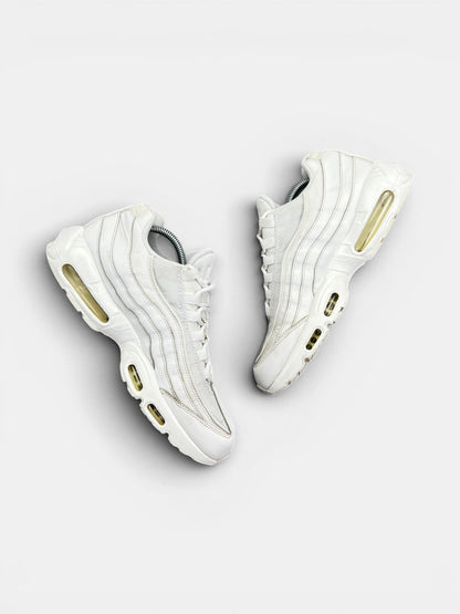 Nike Air Max 95 Triple White — buty sportowe męskie w bardzo dobrym stanie rozmiar 44.5, widok z góry na wewnętrzną stronę butów