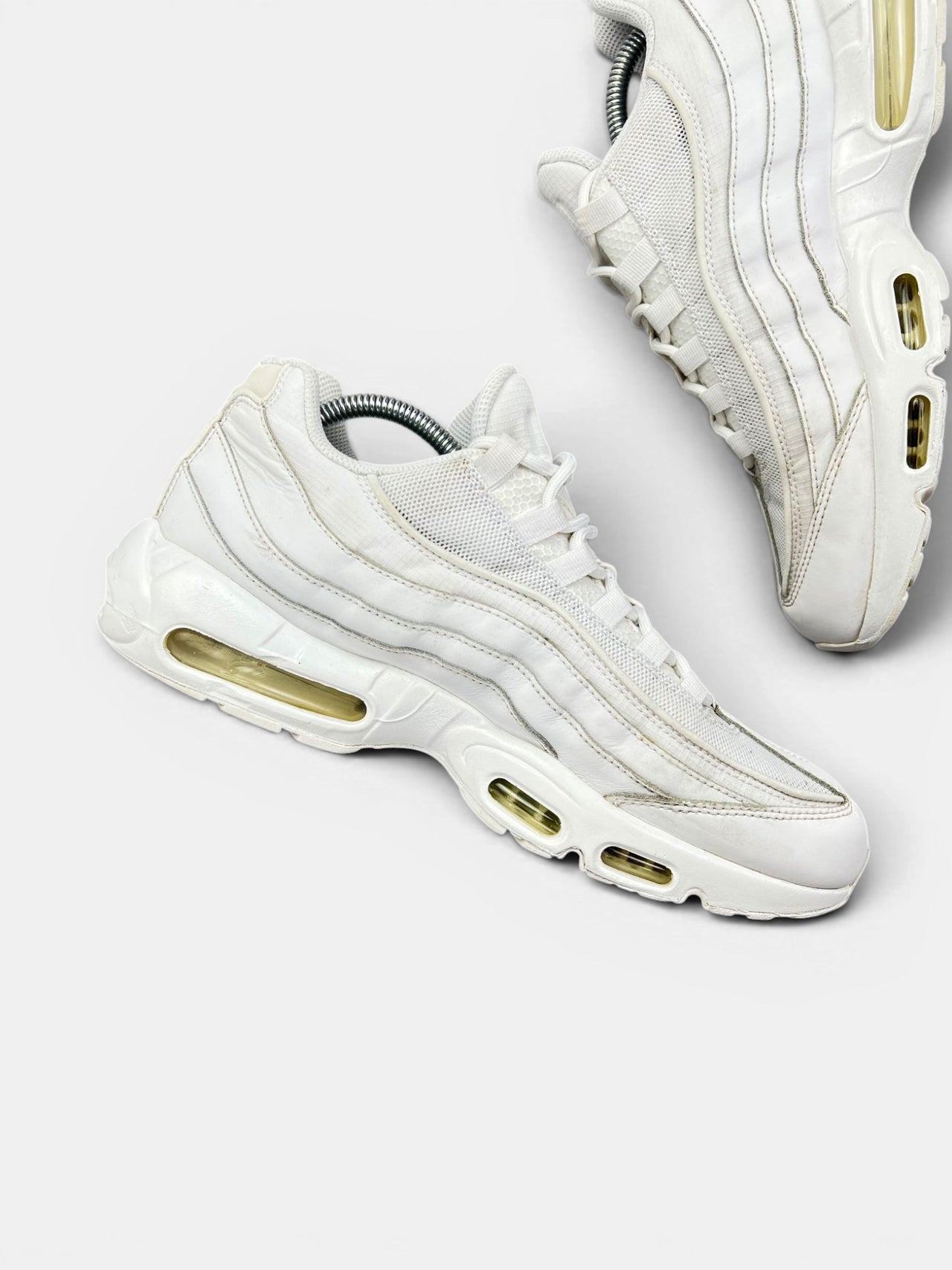 Nike Air Max 95 Triple White — buty sportowe męskie w bardzo dobrym stanie rozmiar 44.5, wewnętrzny panel lewego buta
