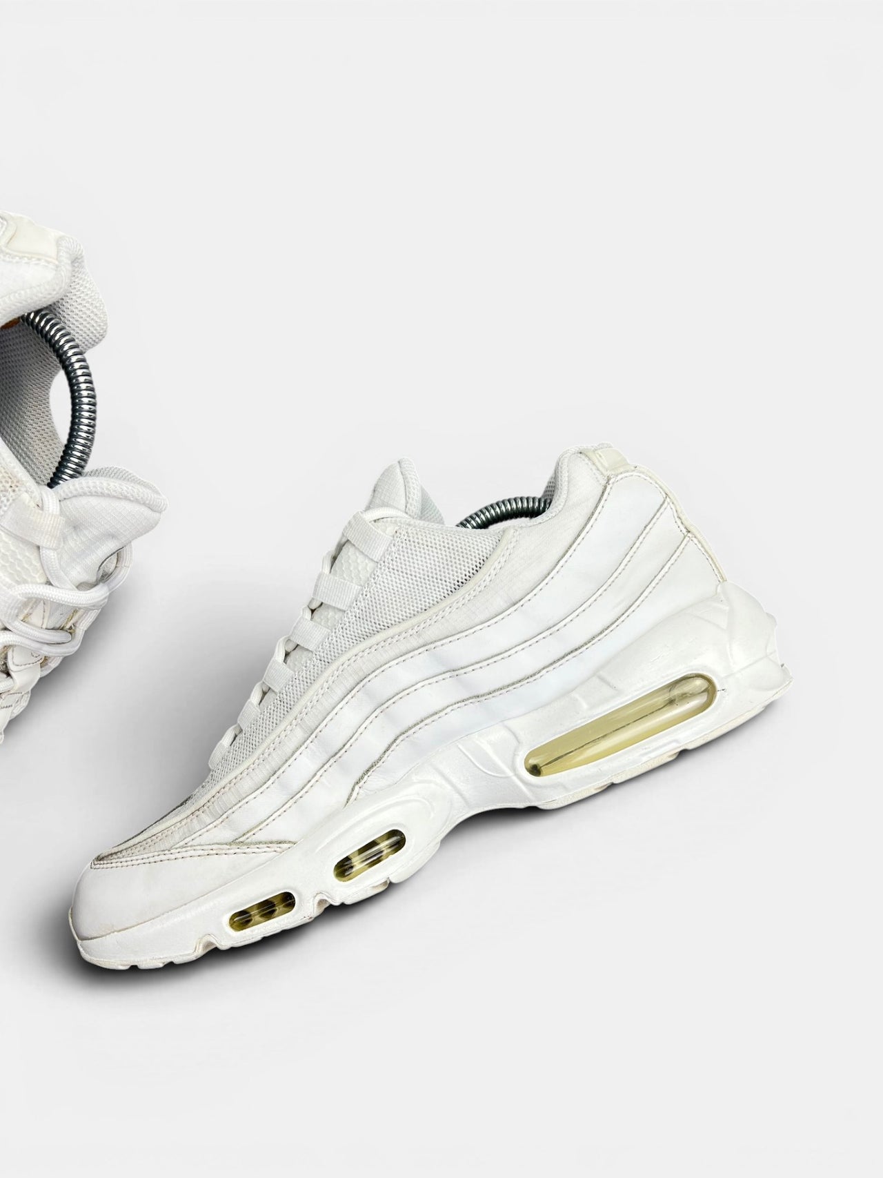 Nike Air Max 95 Triple White — buty sportowe męskie w bardzo dobrym stanie rozmiar 44.5, wewnętrzny panel prawego buta