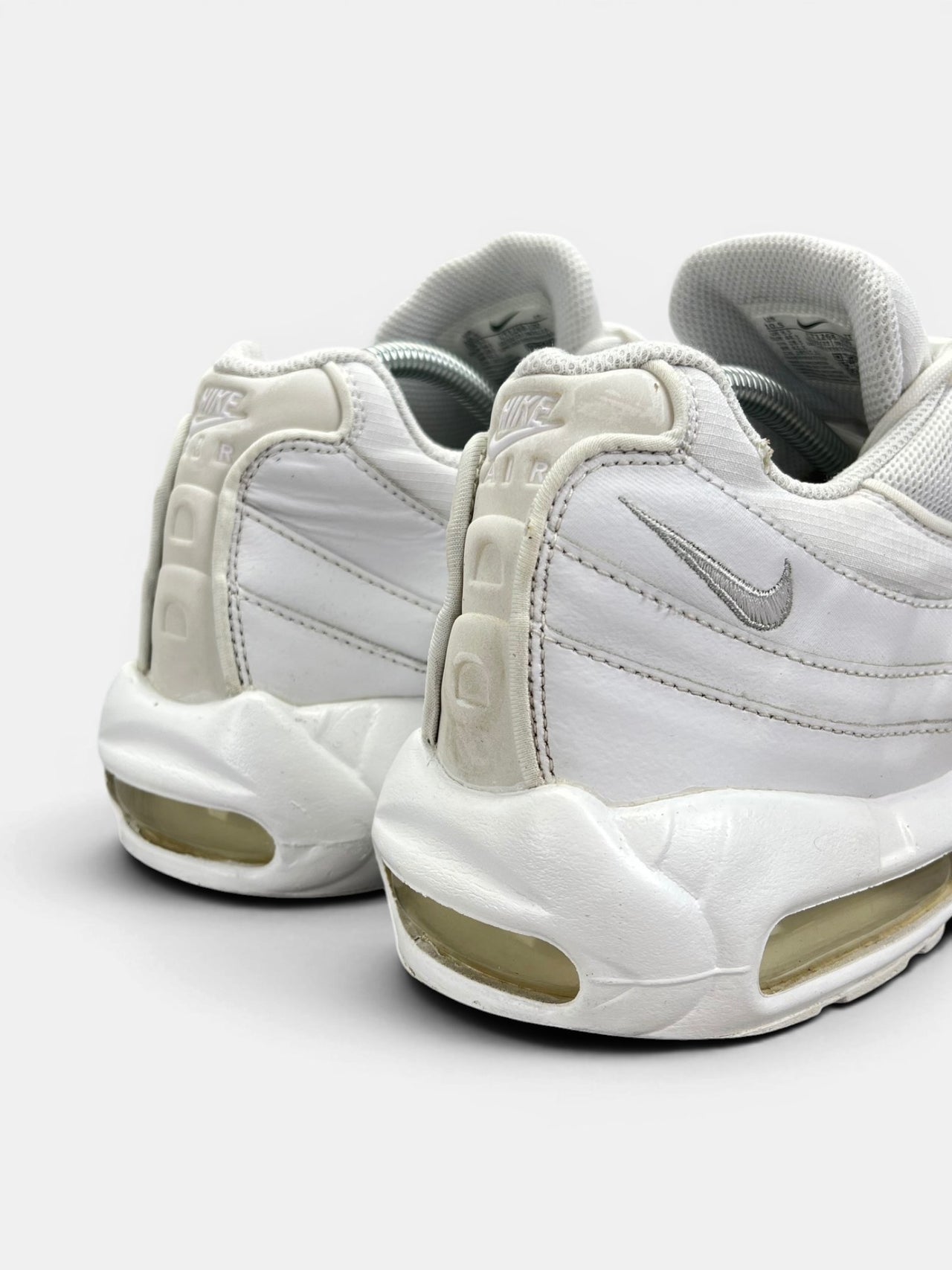 Nike Air Max 95 Triple White — buty sportowe męskie w bardzo dobrym stanie rozmiar 44.5, widok z tyłu