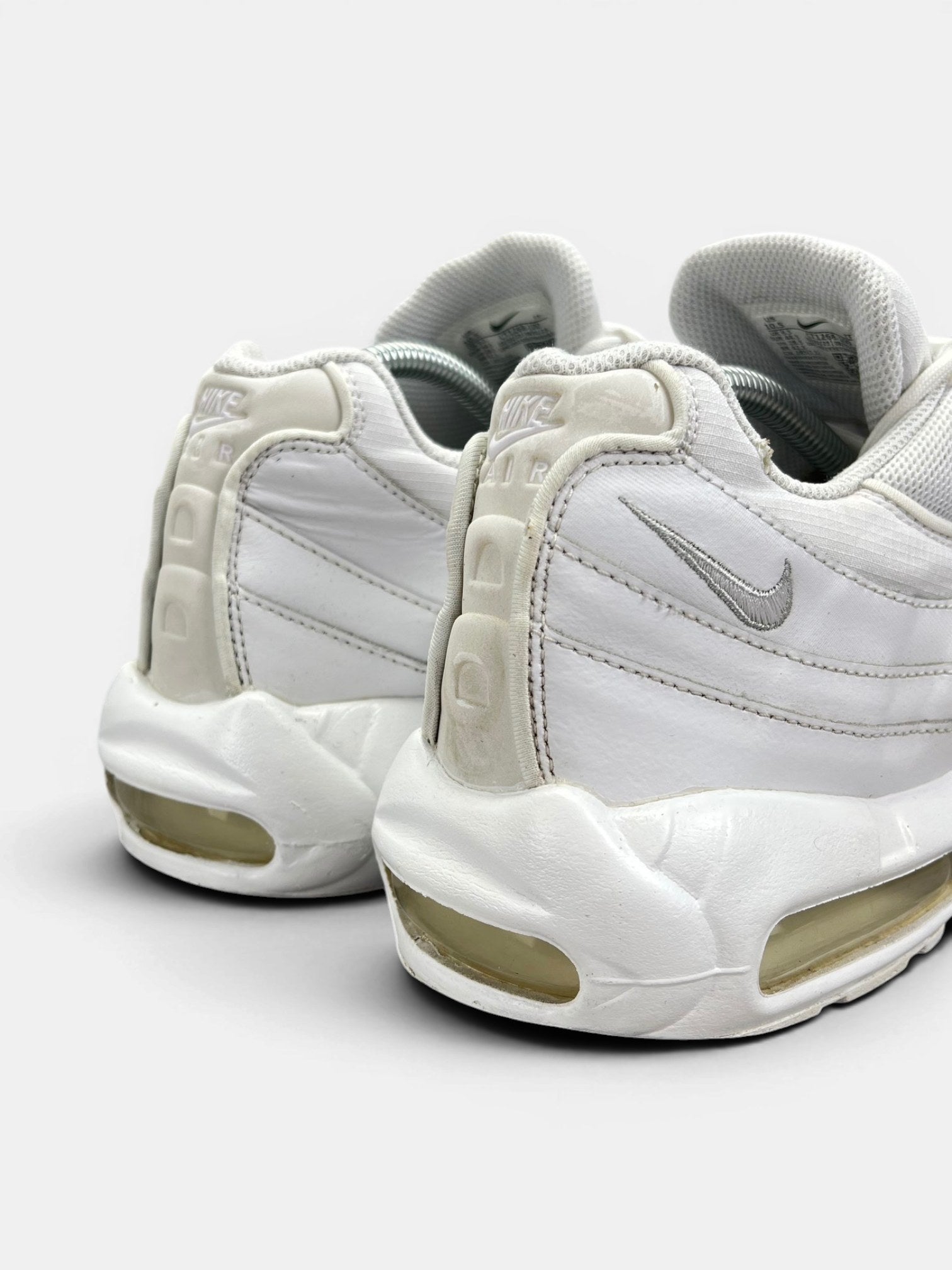 Nike Air Max 95 Triple White — buty sportowe męskie w bardzo dobrym stanie rozmiar 44.5, widok z tyłu