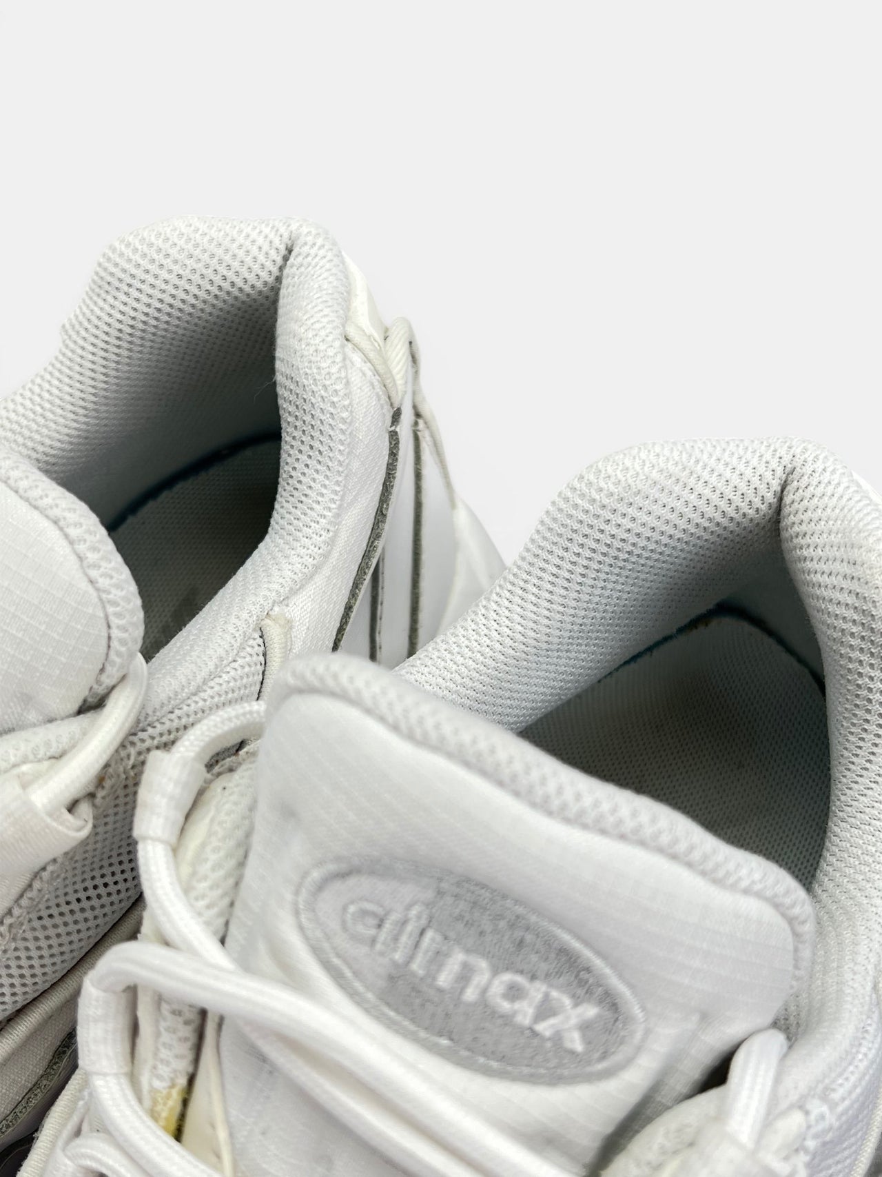 Nike Air Max 95 Triple White — buty sportowe męskie w bardzo dobrym stanie rozmiar 44.5, zapiętki butów