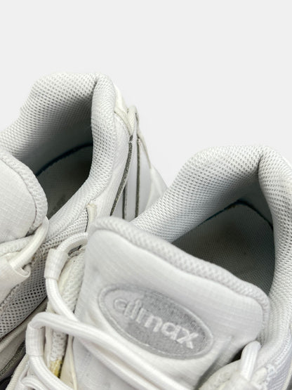 Nike Air Max 95 Triple White — buty sportowe męskie w bardzo dobrym stanie rozmiar 44.5, zapiętki butów