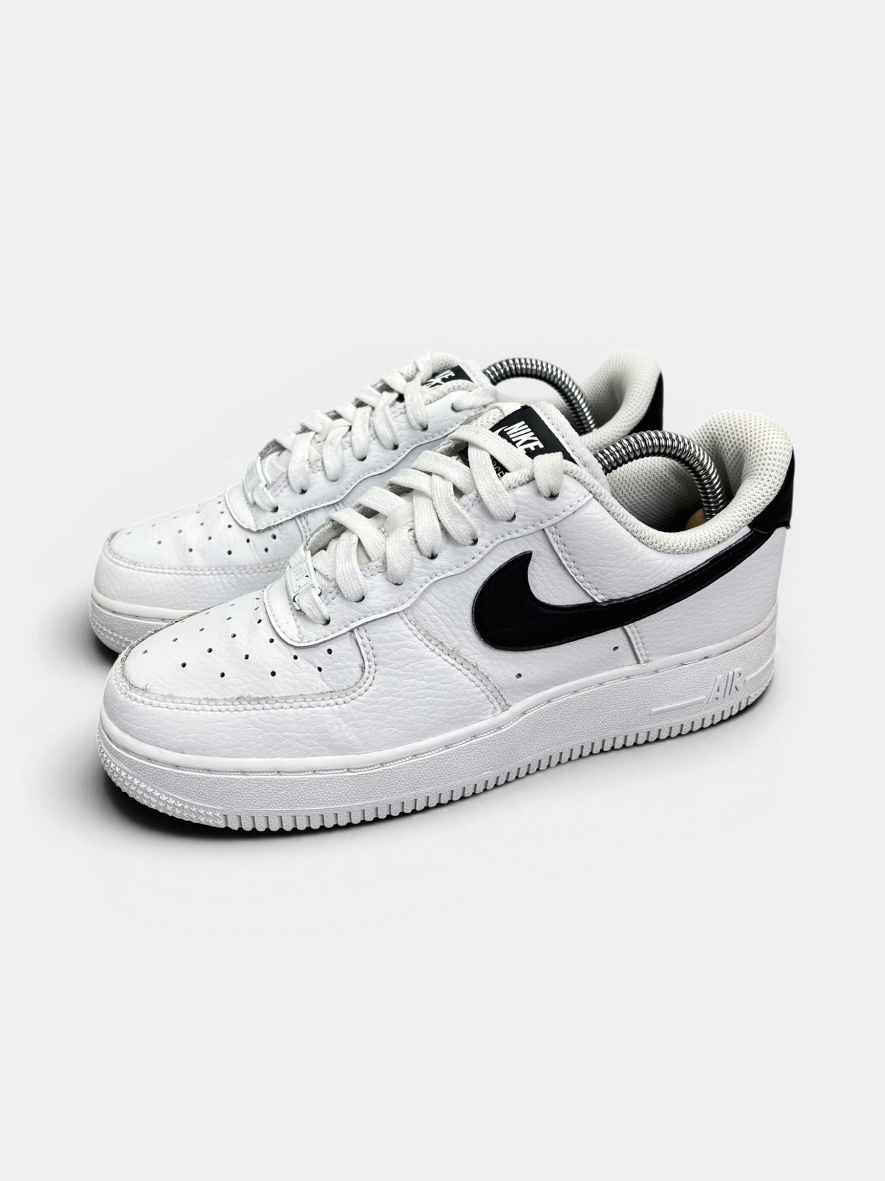 Nike Air Force 1 ’07 “White/Black” White Black — buty sportowe damskie w bardzo dobrym stanie rozmiar 37.5, widok z boku