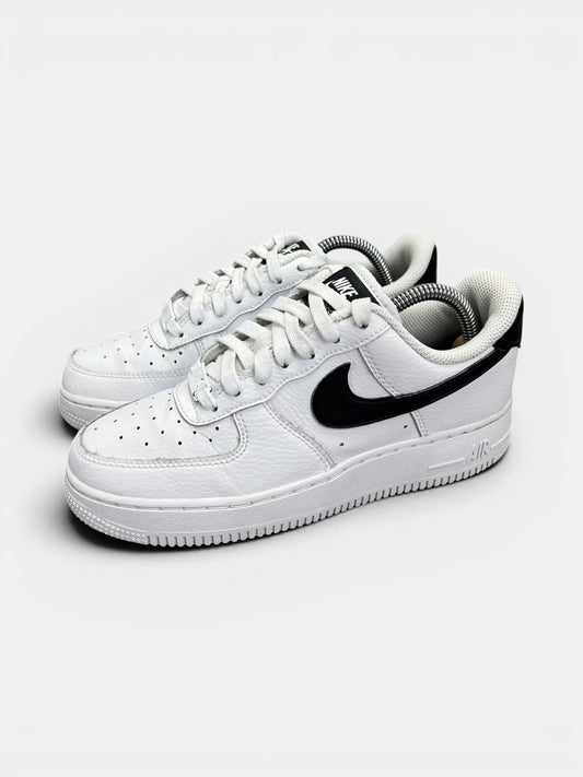 Nike Air Force 1 ’07 “White/Black” White Black — buty sportowe damskie w bardzo dobrym stanie rozmiar 37.5, widok z boku