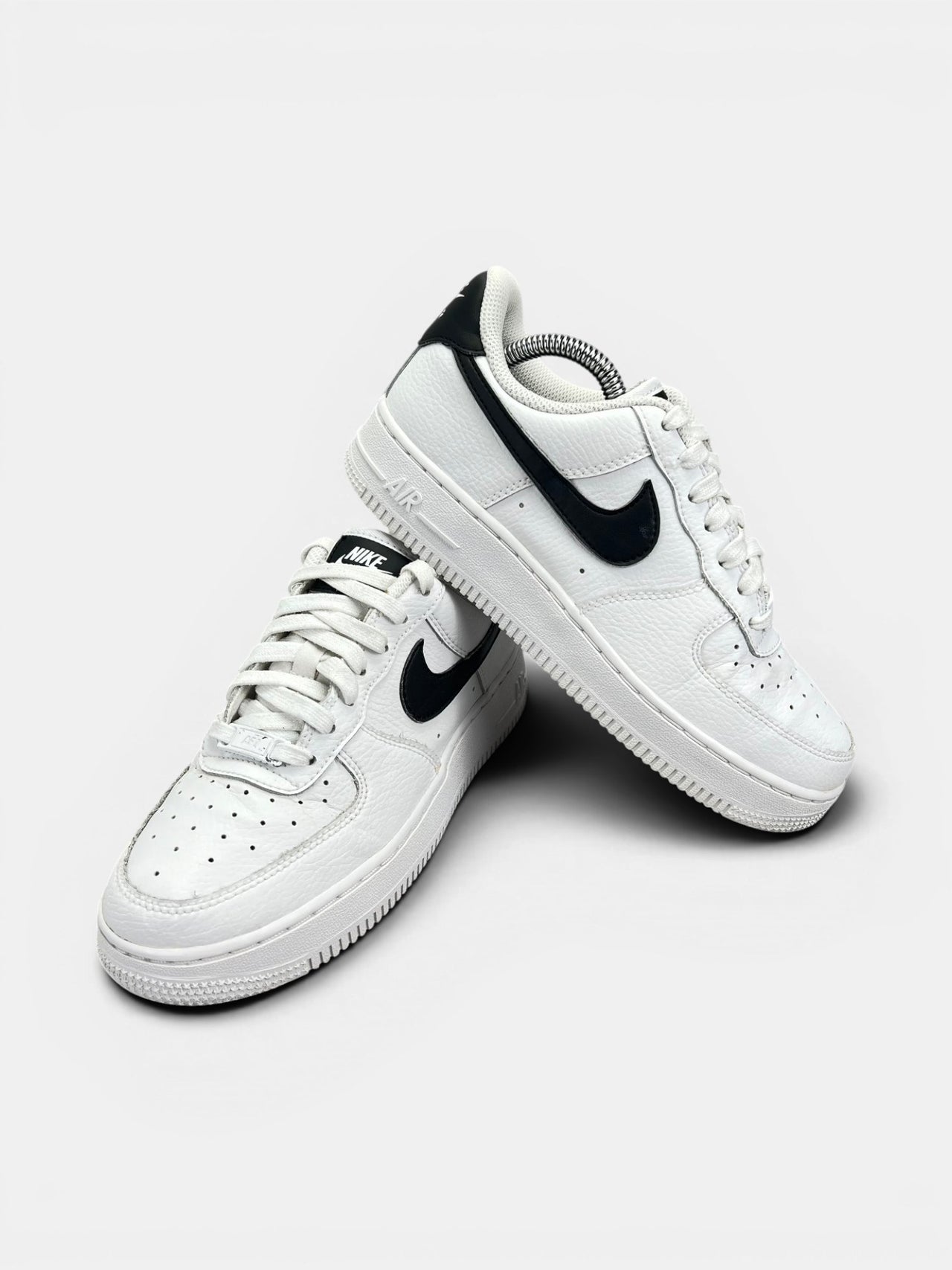 Nike Air Force 1 ’07 “White/Black” White Black — buty sportowe damskie w bardzo dobrym stanie rozmiar 37.5, boczny profil