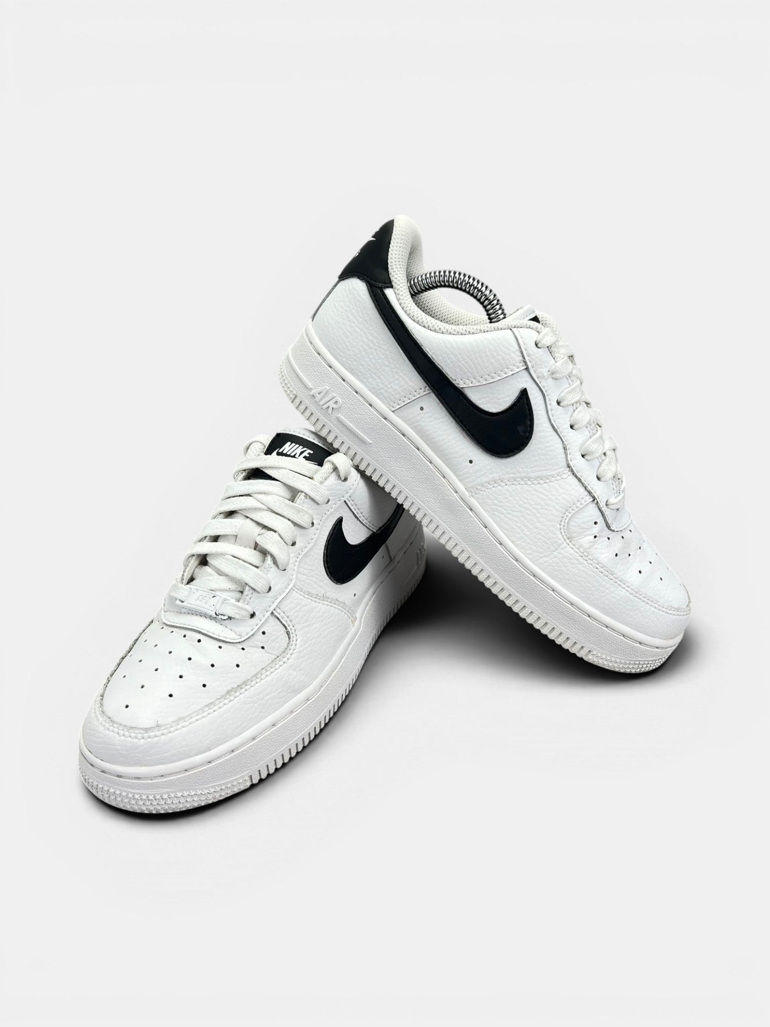 Nike Air Force 1 ’07 “White/Black” White Black — buty sportowe damskie w bardzo dobrym stanie rozmiar 37.5, boczny profil