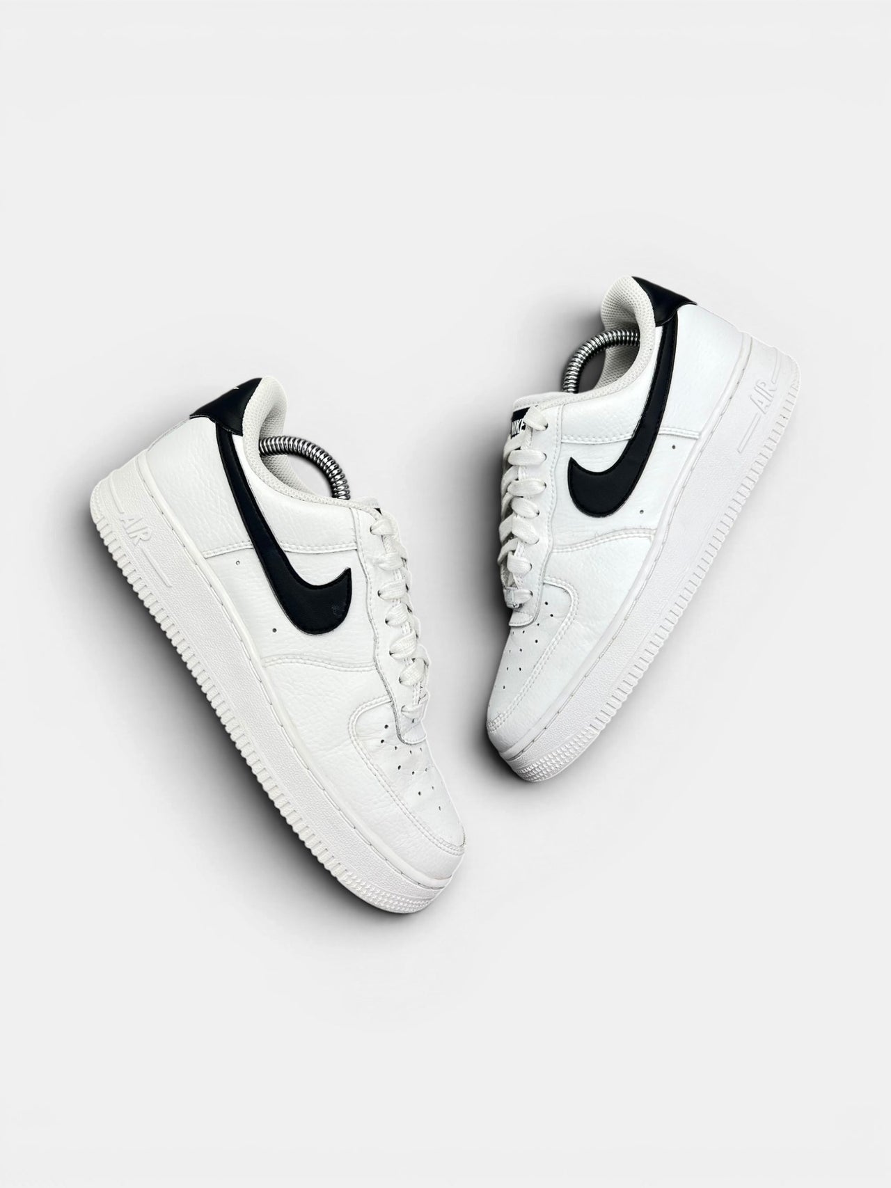 Nike Air Force 1 ’07 “White/Black” White Black — buty sportowe damskie w bardzo dobrym stanie rozmiar 37.5, widok z góry na zewnętrzną stronę butów