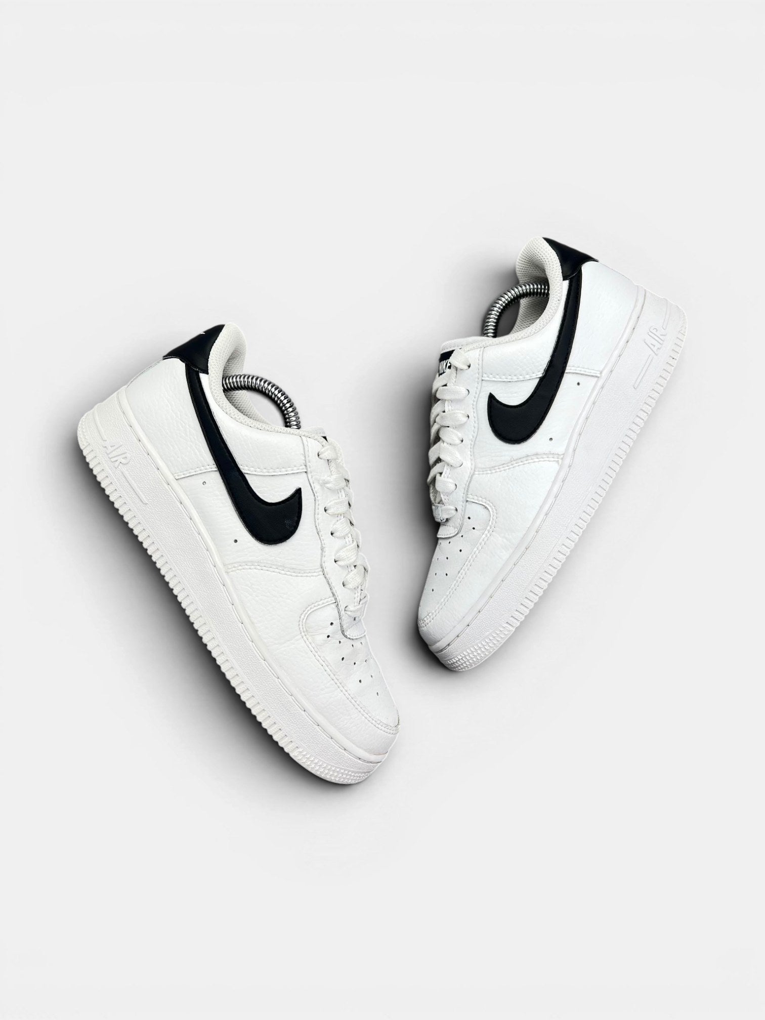 Nike Air Force 1 ’07 “White/Black” White Black — buty sportowe damskie w bardzo dobrym stanie rozmiar 37.5, widok z góry na zewnętrzną stronę butów