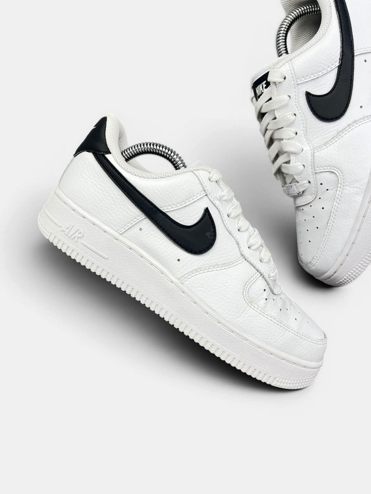 Nike Air Force 1 ’07 “White/Black” White Black — buty sportowe damskie w bardzo dobrym stanie rozmiar 37.5, zewnętrzny panel prawego buta