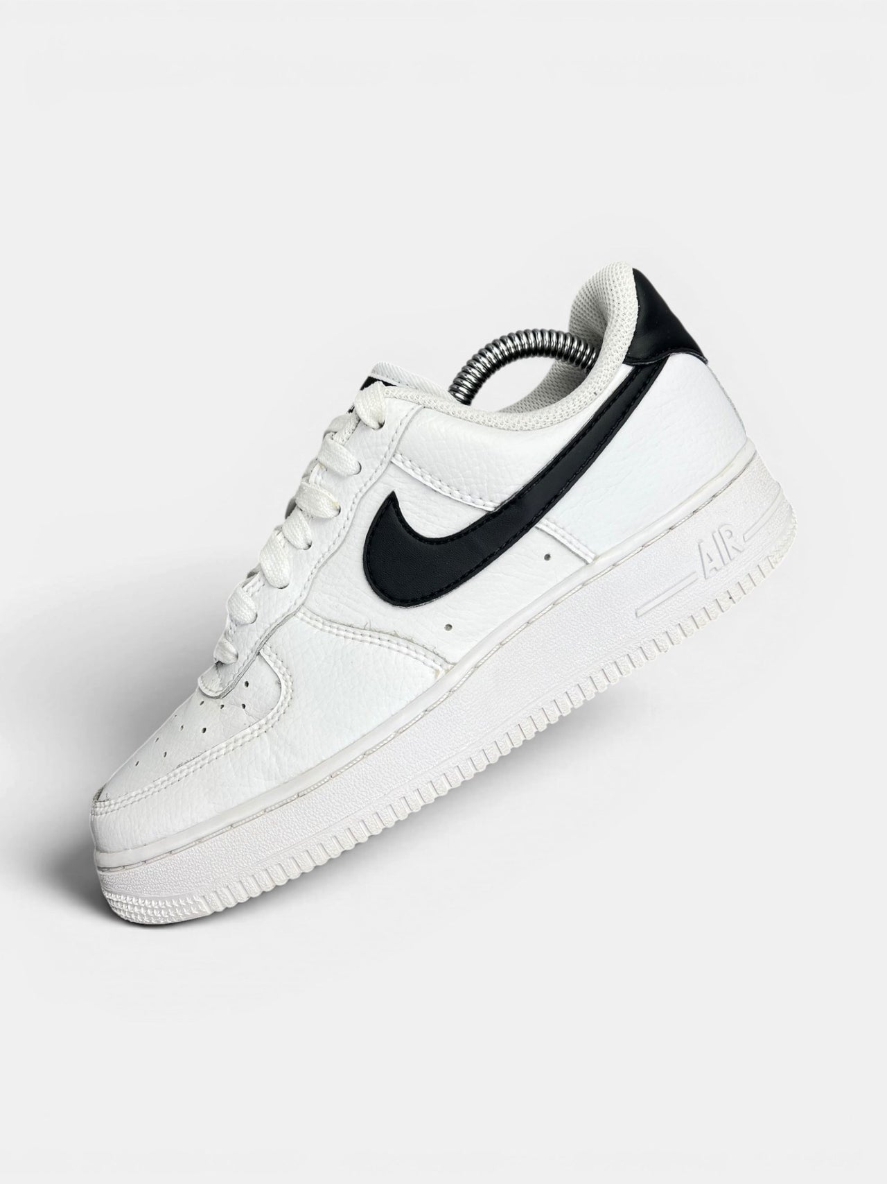 Nike Air Force 1 ’07 “White/Black” White Black — buty sportowe damskie w bardzo dobrym stanie rozmiar 37.5, zewnętrzny panel lewego buta