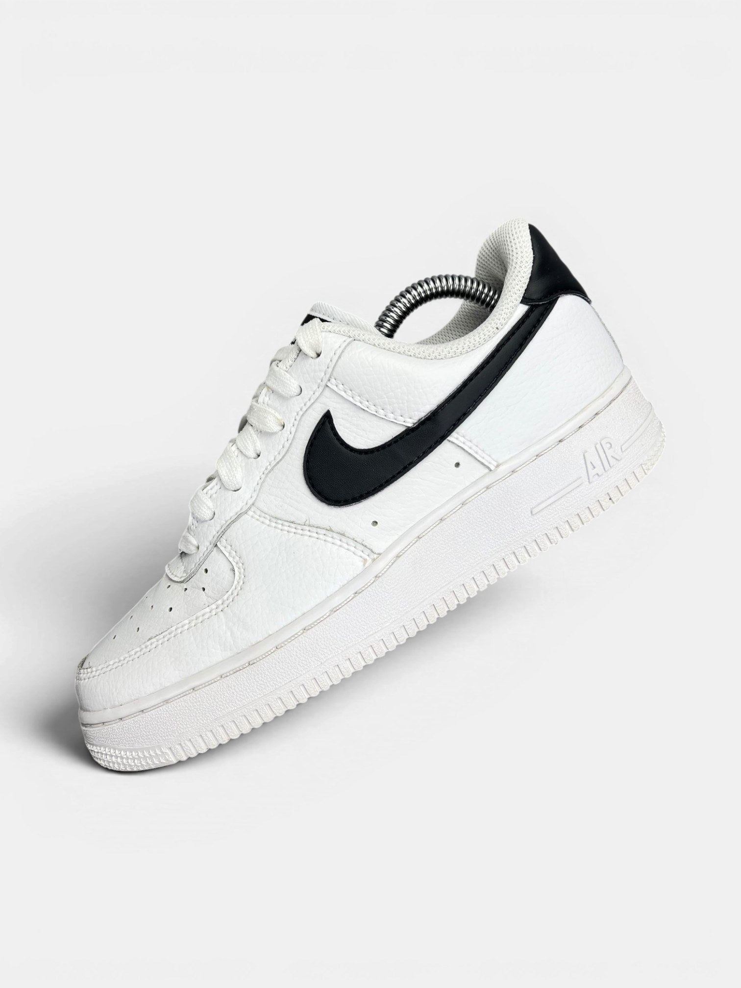 Nike Air Force 1 ’07 “White/Black” White Black — buty sportowe damskie w bardzo dobrym stanie rozmiar 37.5, zewnętrzny panel lewego buta