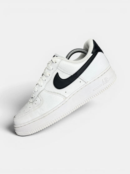 Nike Air Force 1 ’07 “White/Black” White Black — buty sportowe damskie w bardzo dobrym stanie rozmiar 37.5, zewnętrzny panel lewego buta