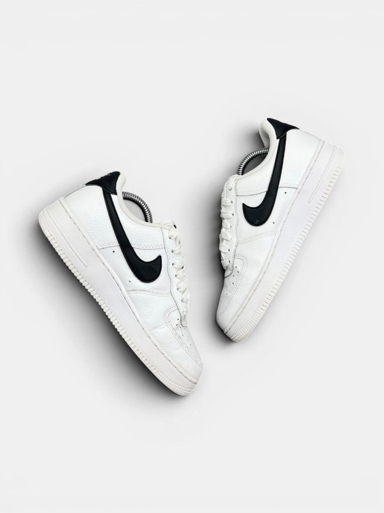 Nike Air Force 1 ’07 “White/Black” White Black — buty sportowe damskie w bardzo dobrym stanie rozmiar 37.5, widok z góry na wewnętrzną stronę butów