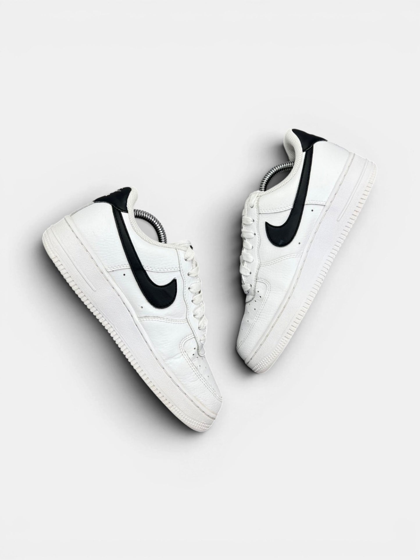 Nike Air Force 1 ’07 “White/Black” White Black — buty sportowe damskie w bardzo dobrym stanie rozmiar 37.5, widok z góry na wewnętrzną stronę butów