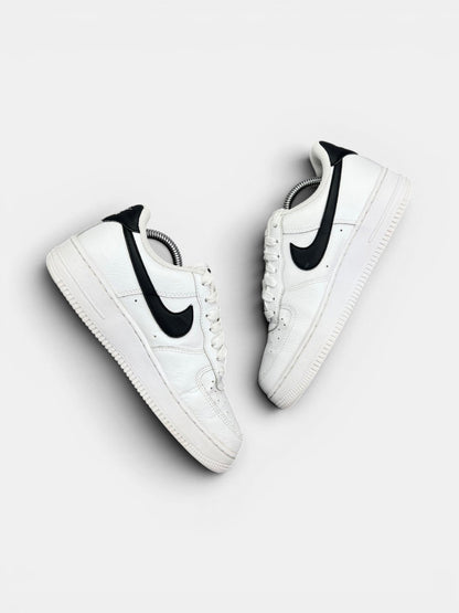 Nike Air Force 1 ’07 “White/Black” White Black — buty sportowe damskie w bardzo dobrym stanie rozmiar 37.5, widok z góry na wewnętrzną stronę butów