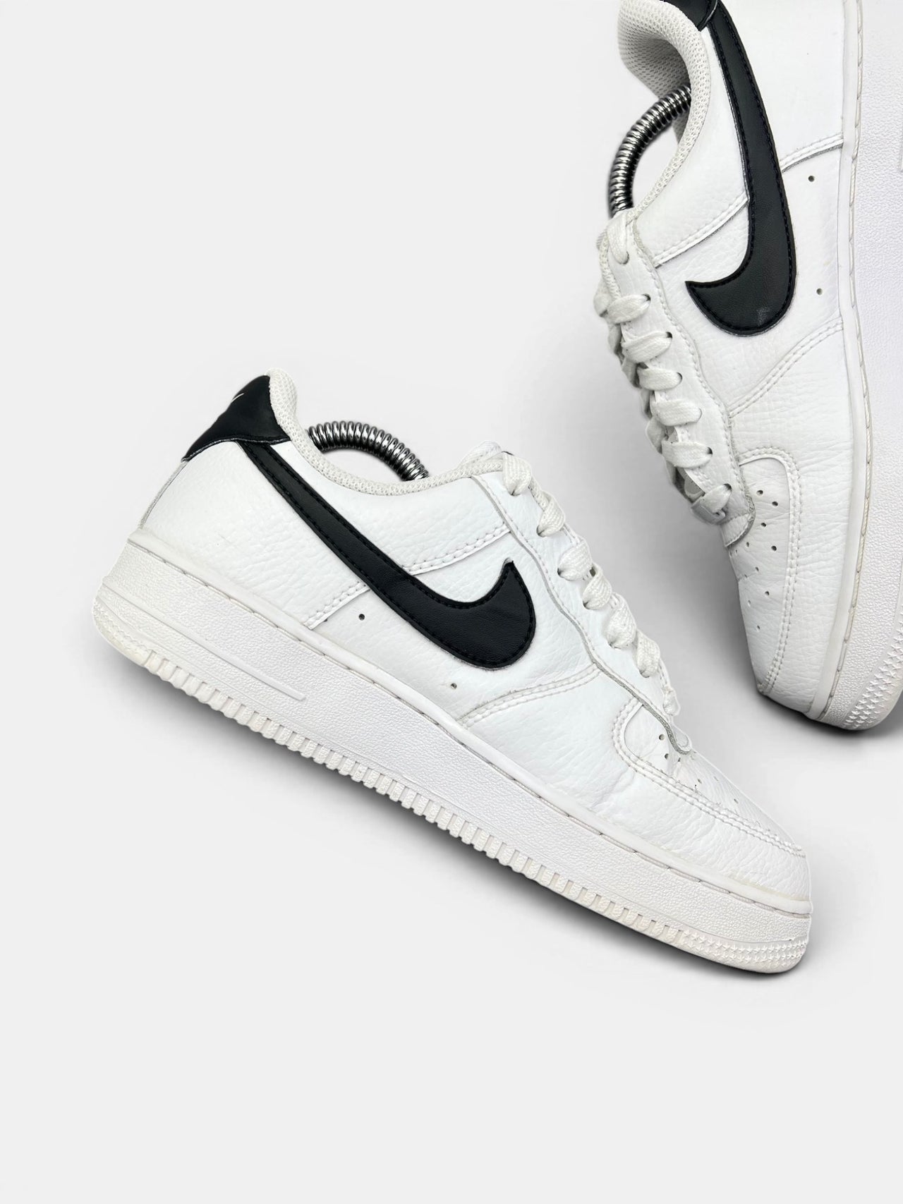 Nike Air Force 1 ’07 “White/Black” White Black — buty sportowe damskie w bardzo dobrym stanie rozmiar 37.5, wewnętrzny panel lewego buta