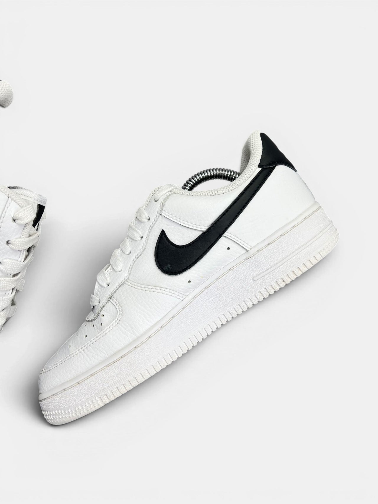 Nike Air Force 1 ’07 “White/Black” White Black — buty sportowe damskie w bardzo dobrym stanie rozmiar 37.5, wewnętrzny panel prawego buta