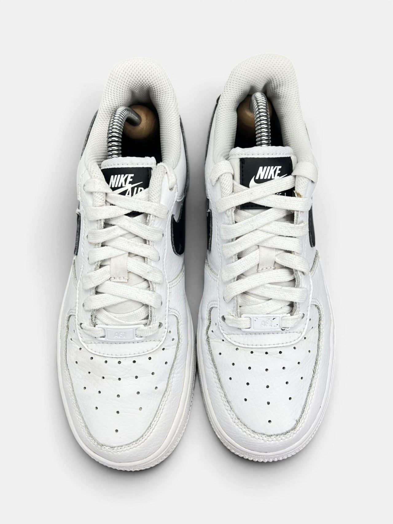 Nike Air Force 1 ’07 “White/Black” White Black — buty sportowe damskie w bardzo dobrym stanie rozmiar 37.5, widok z góry