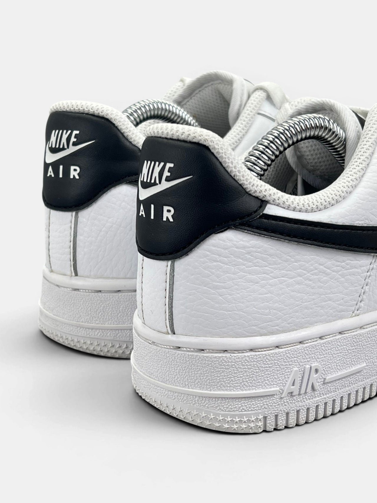 Nike Air Force 1 ’07 “White/Black” White Black — buty sportowe damskie w bardzo dobrym stanie rozmiar 37.5, widok z tyłu