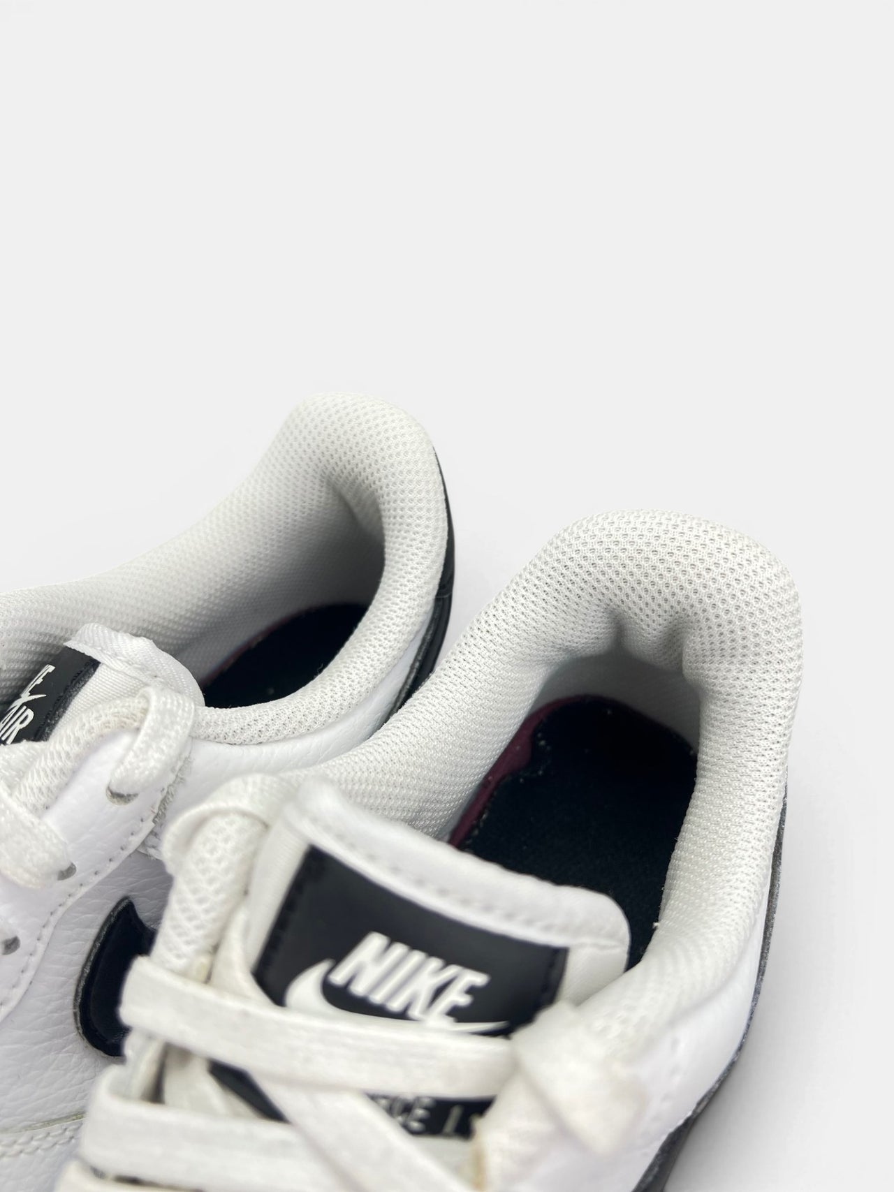 Nike Air Force 1 ’07 “White/Black” White Black — buty sportowe damskie w bardzo dobrym stanie rozmiar 37.5, zapiętki butów