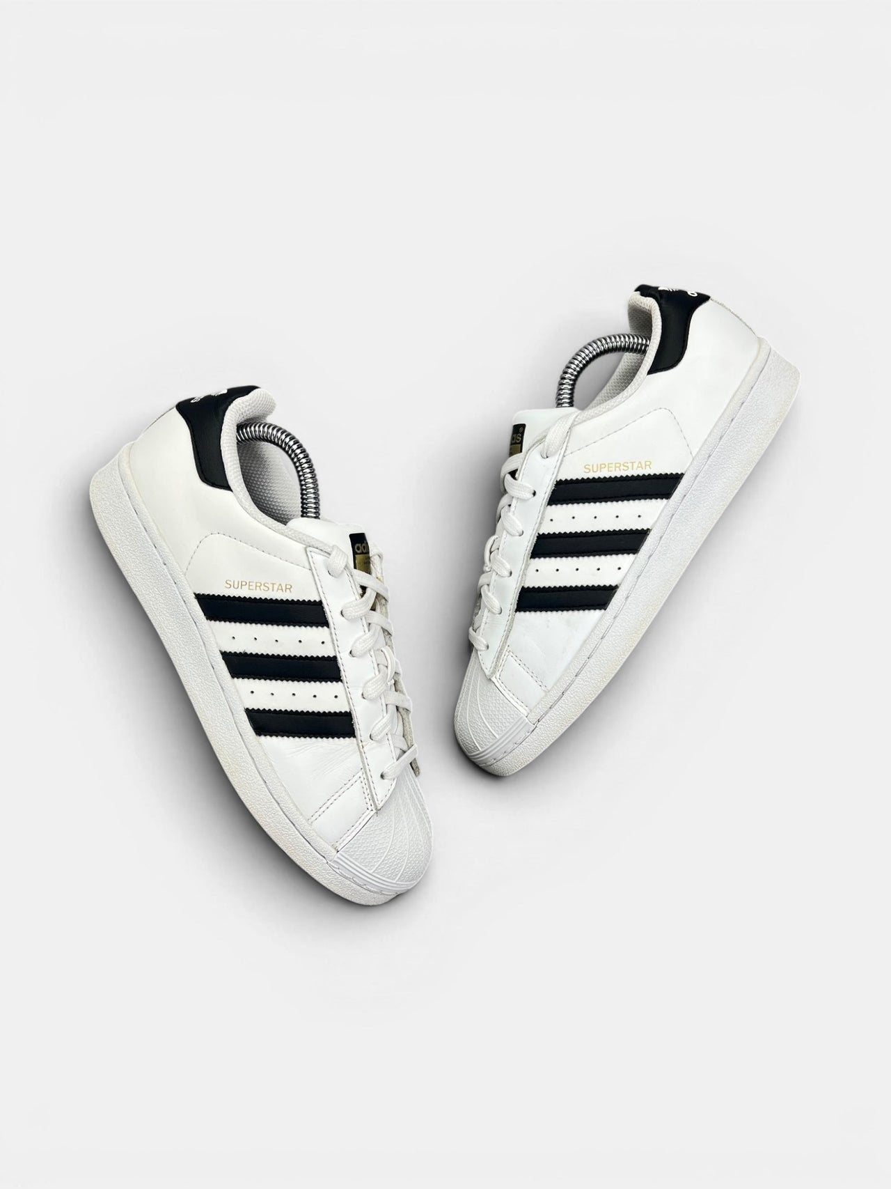 Adidas Superstar II White Gold Tongue — buty sportowe damskie w bardzo dobrym stanie rozmiar 37 1/3, widok z góry na zewnętrzną stronę butów