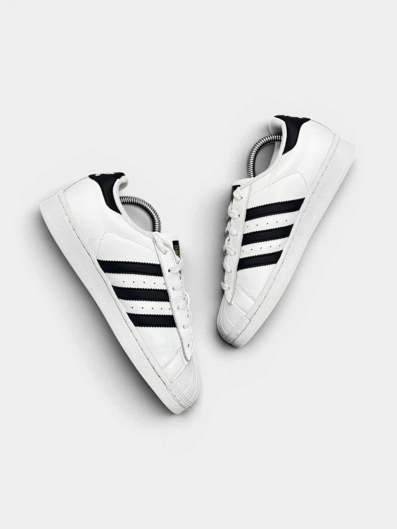Adidas Superstar II White Gold Tongue — buty sportowe damskie w bardzo dobrym stanie rozmiar 37 1/3, widok z góry na wewnętrzną stronę butów