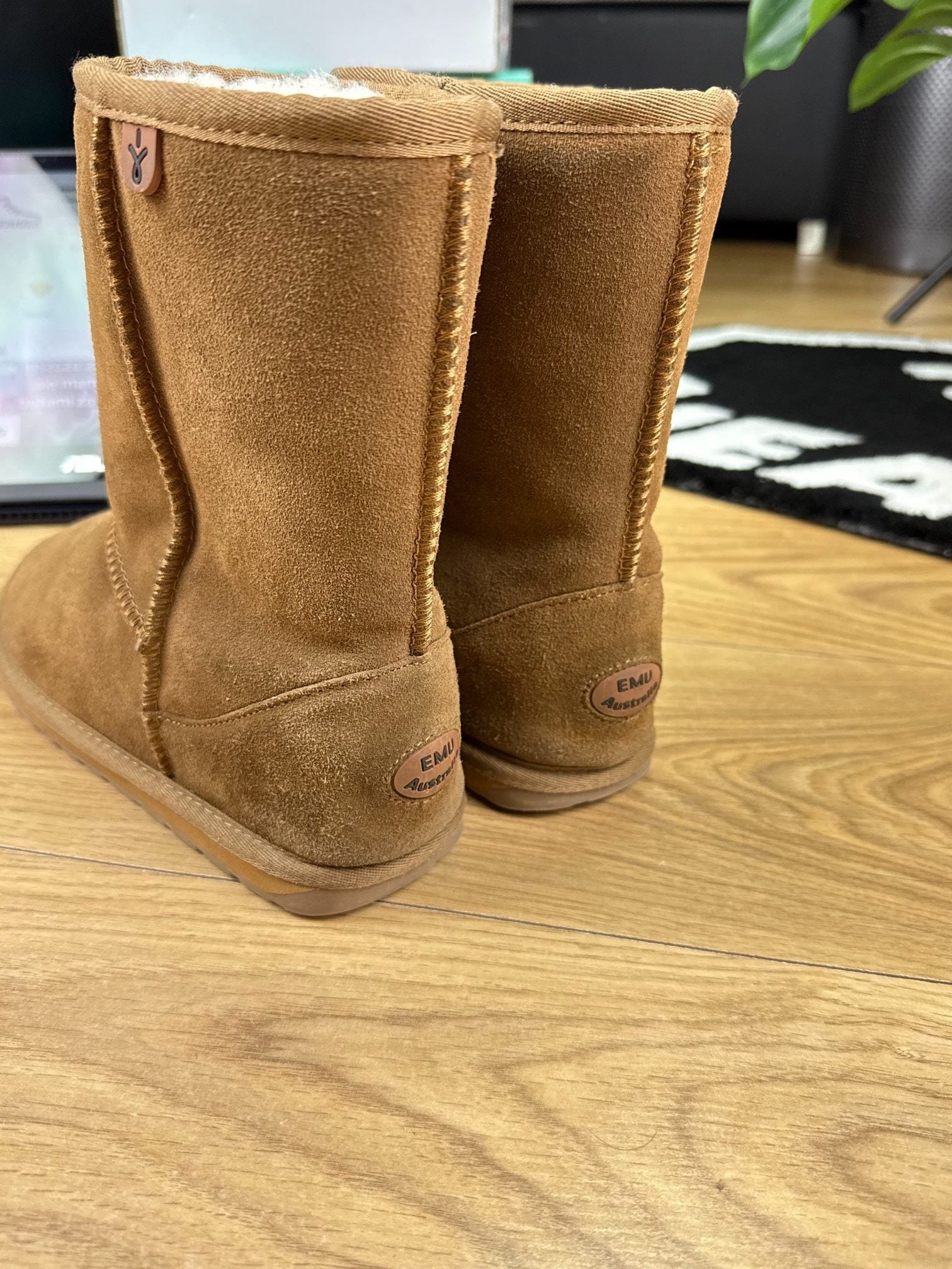 EMU Australia Wallaby Lo Teens Black — buty sportowe damskie w bardzo dobrym stanie rozmiar 37, widok z boku