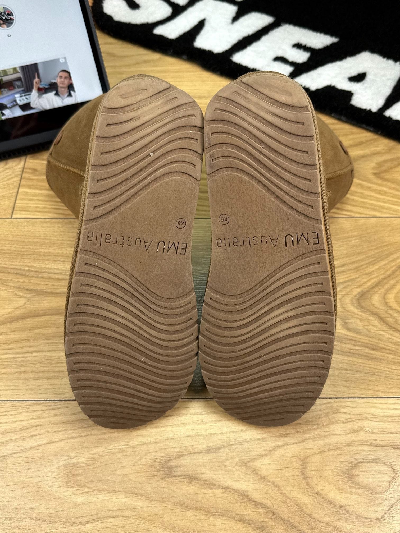 EMU Australia Wallaby Lo Teens Black — buty sportowe damskie w bardzo dobrym stanie rozmiar 37, boczny profil