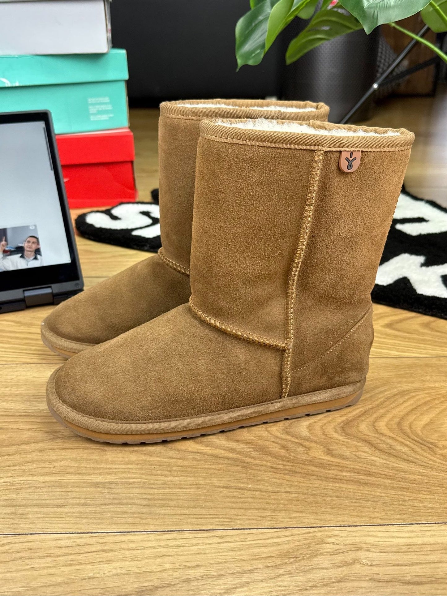EMU Australia Wallaby Lo Teens Black — buty sportowe damskie w bardzo dobrym stanie rozmiar 37, widok z góry