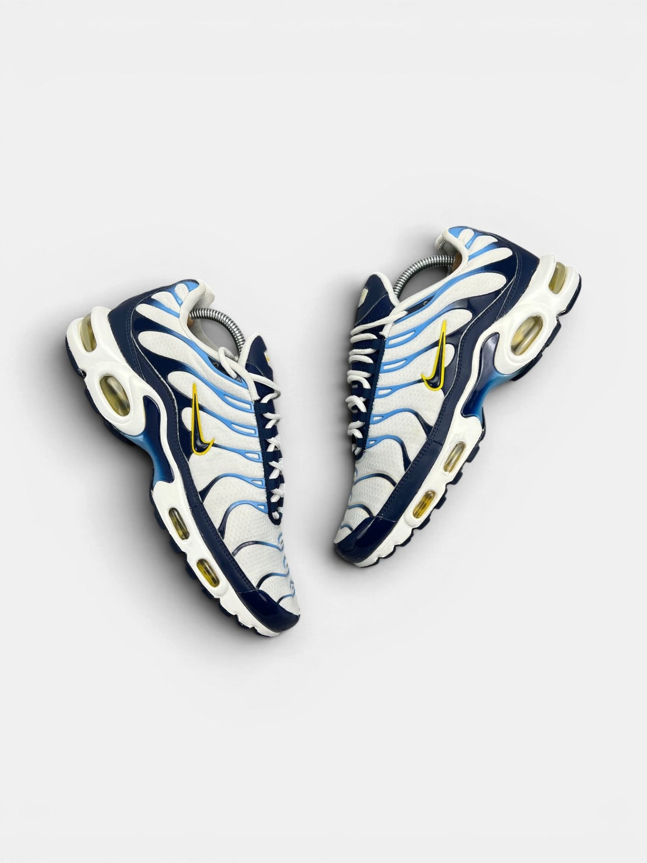 Nike Air Max Plus (TN) White Navy Gold — buty sportowe męskie w bardzo dobrym stanie rozmiar 43, widok z góry na zewnętrzną stronę butów