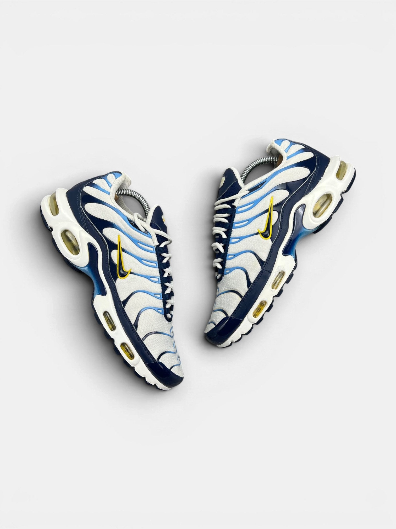 Nike Air Max Plus (TN) White Navy Gold — buty sportowe męskie w bardzo dobrym stanie rozmiar 43, widok z góry na zewnętrzną stronę butów