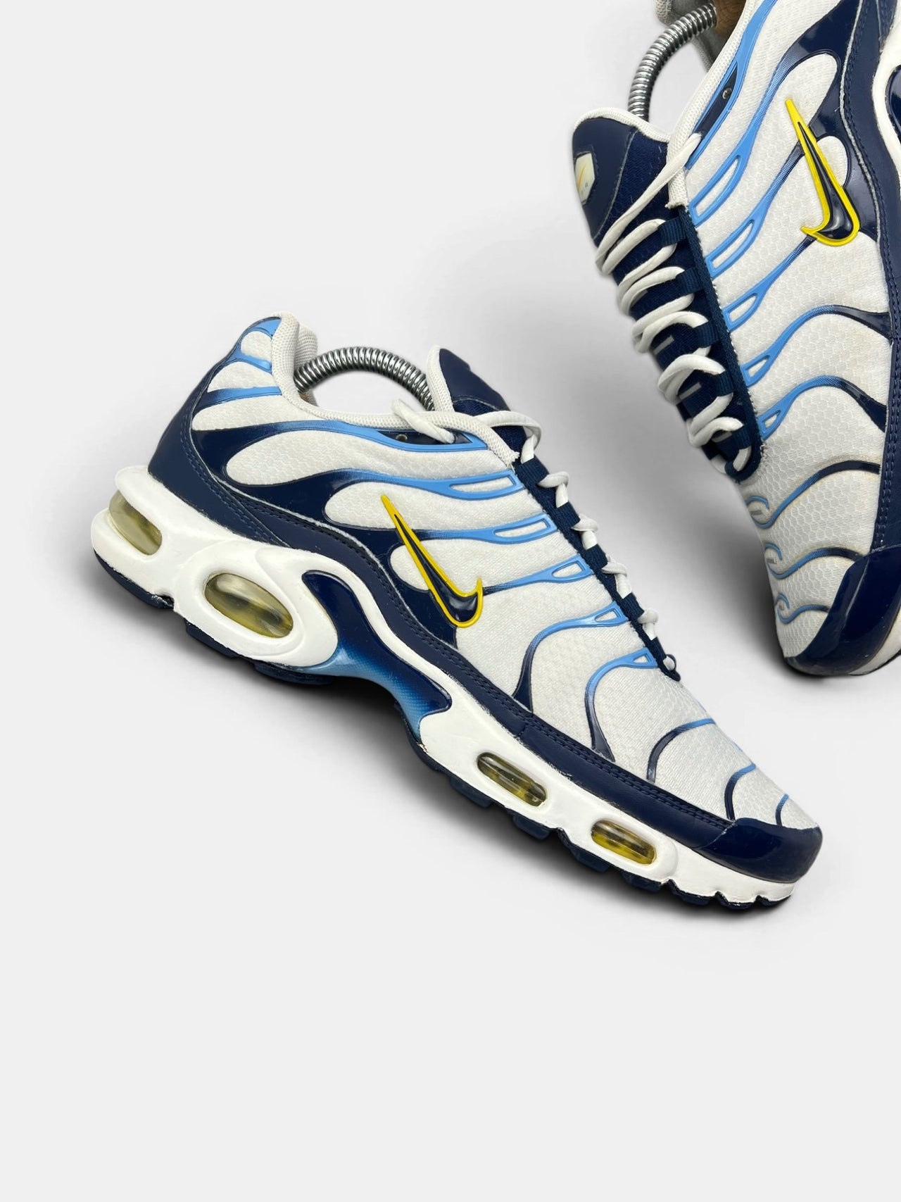 Nike Air Max Plus (TN) White Navy Gold — buty sportowe męskie w bardzo dobrym stanie rozmiar 43, zewnętrzny panel prawego buta
