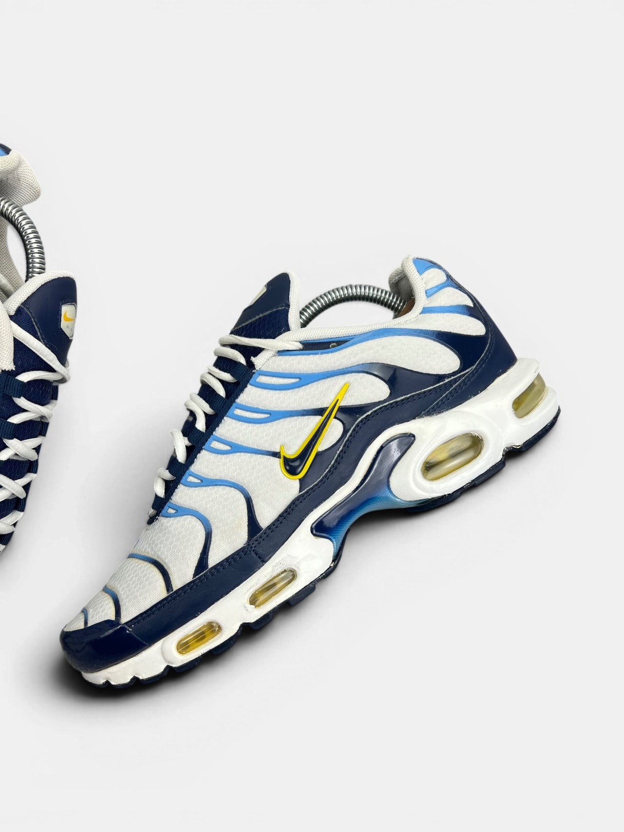 Nike Air Max Plus (TN) White Navy Gold — buty sportowe męskie w bardzo dobrym stanie rozmiar 43, zewnętrzny panel lewego buta