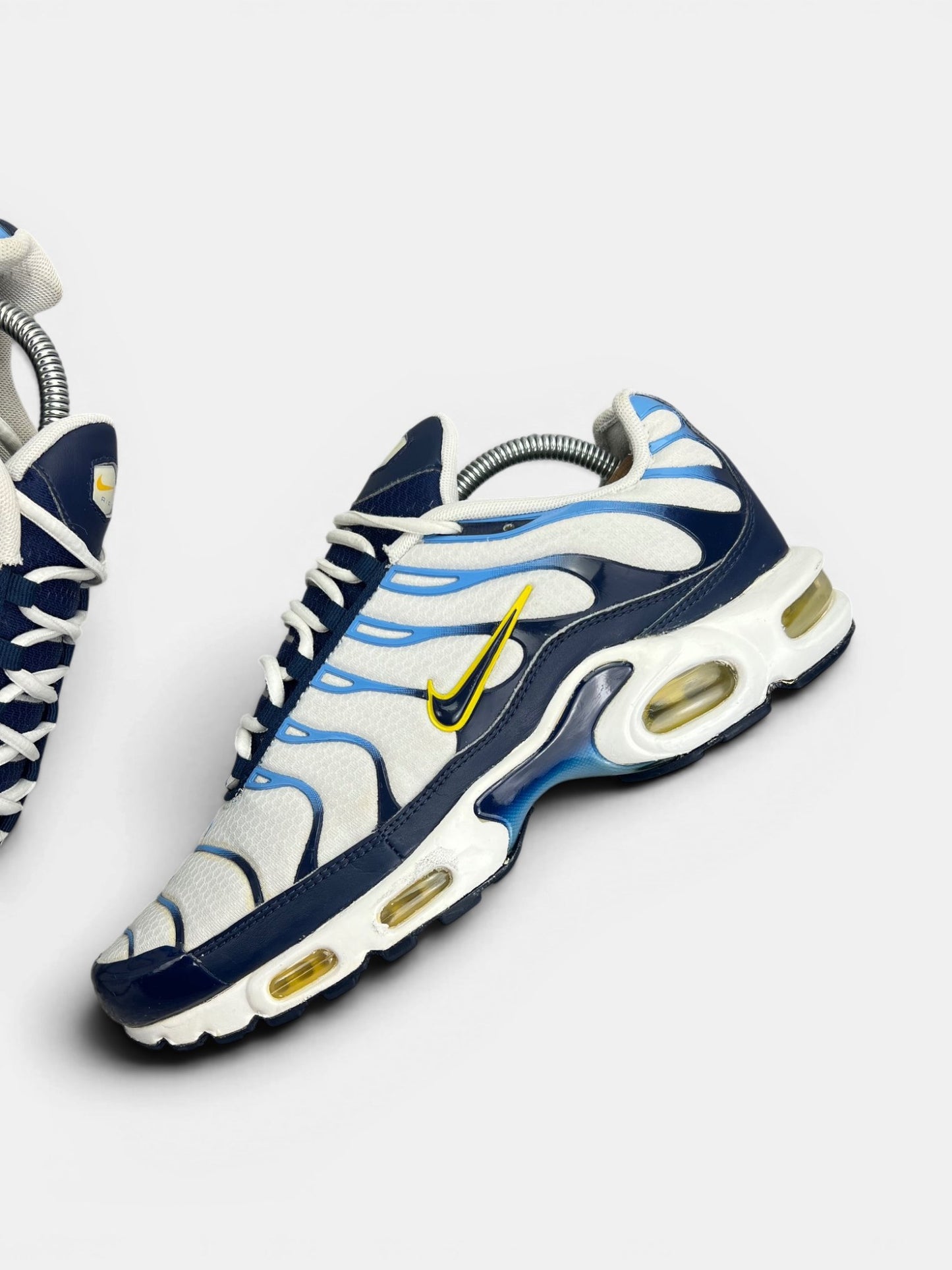 Nike Air Max Plus (TN) White Navy Gold — buty sportowe męskie w bardzo dobrym stanie rozmiar 43, zewnętrzny panel lewego buta