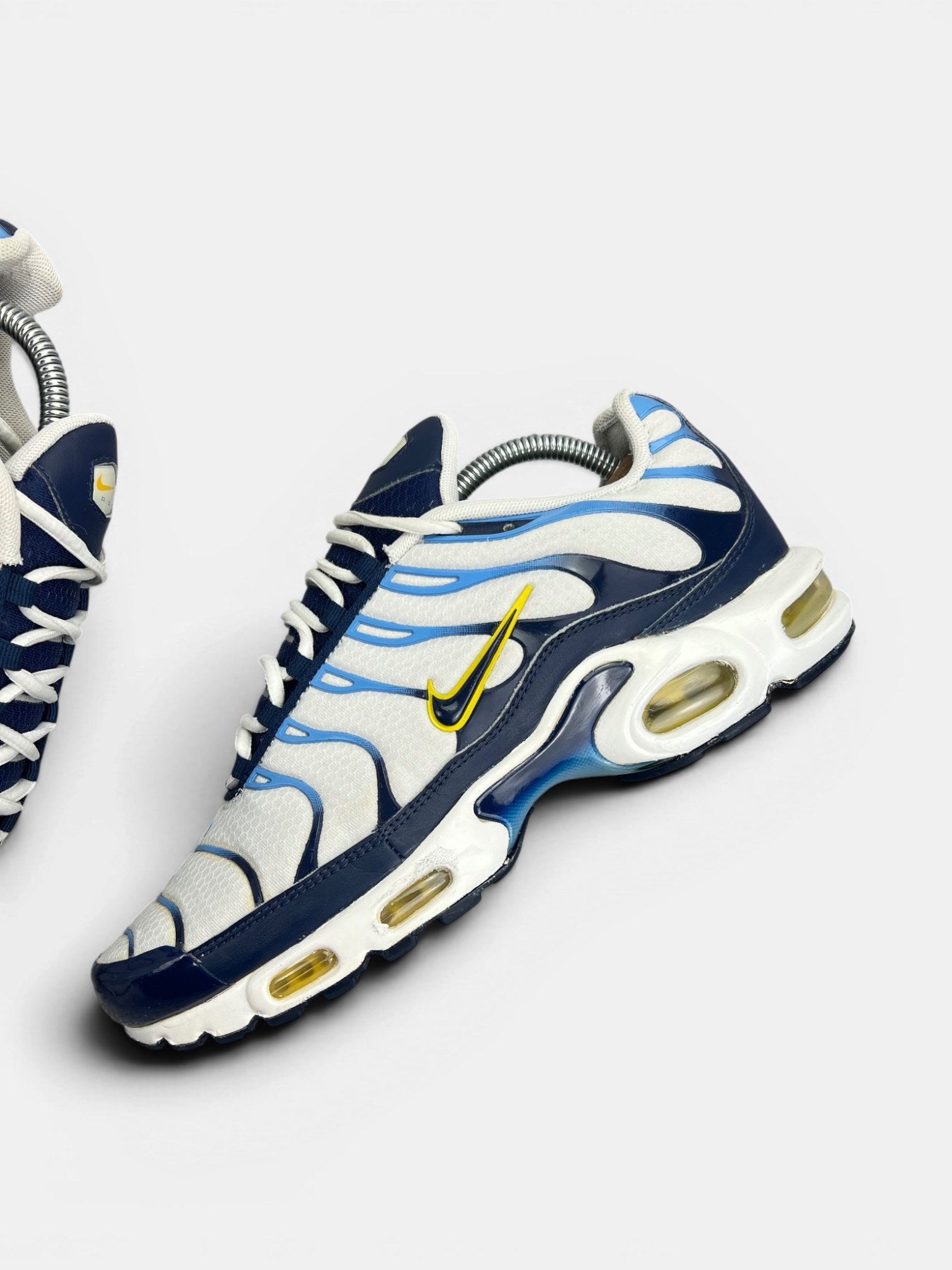 Nike Air Max Plus (TN) White Navy Gold — buty sportowe męskie w bardzo dobrym stanie rozmiar 43, zewnętrzny panel lewego buta