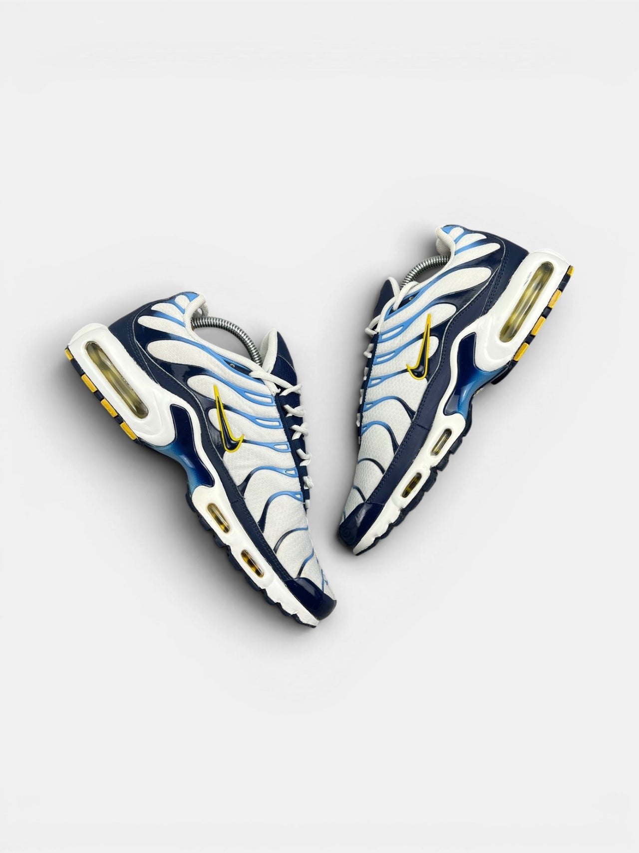 Nike Air Max Plus (TN) White Navy Gold — buty sportowe męskie w bardzo dobrym stanie rozmiar 43, widok z góry na wewnętrzną stronę butów