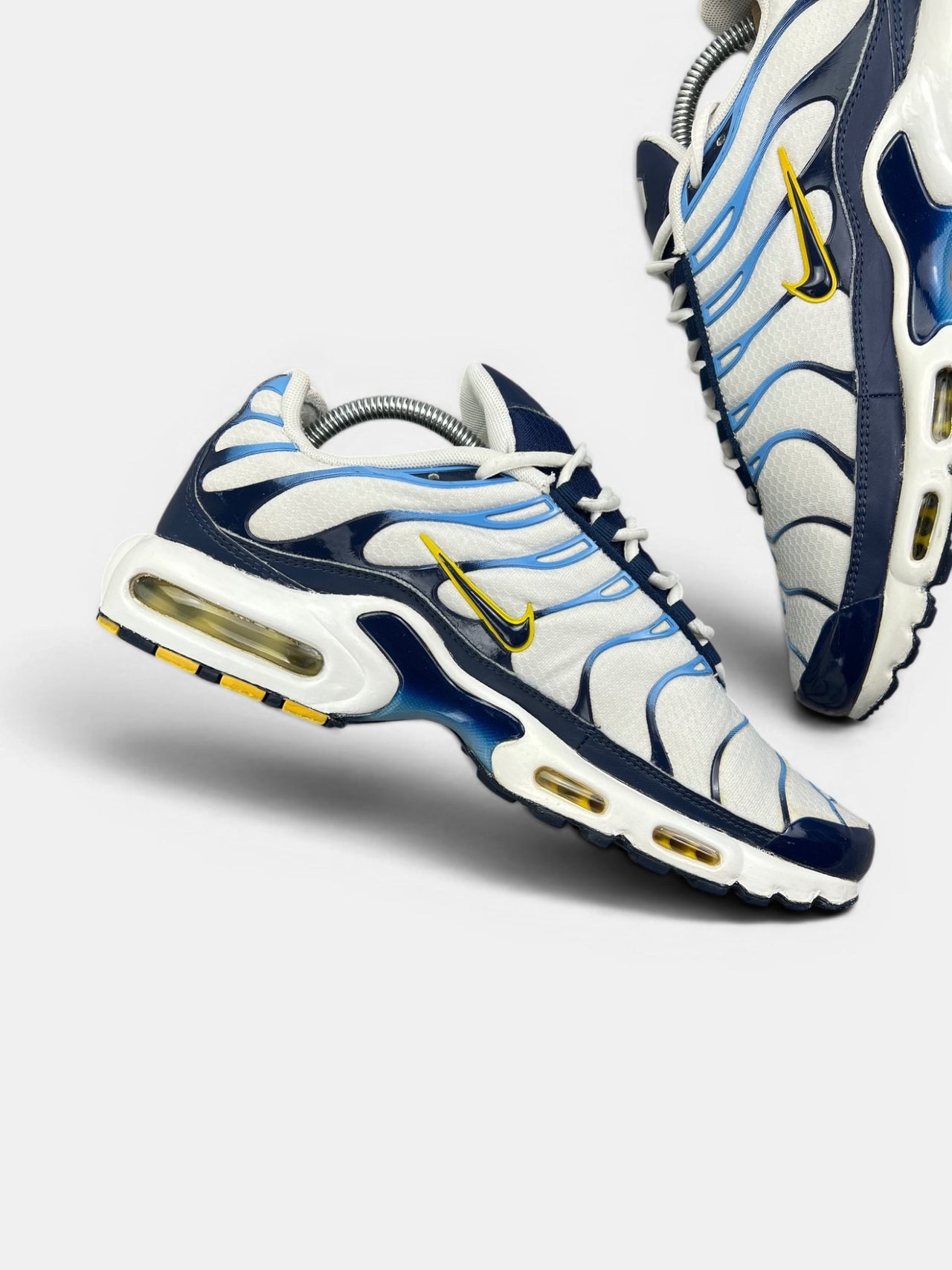 Nike Air Max Plus (TN) White Navy Gold — buty sportowe męskie w bardzo dobrym stanie rozmiar 43, wewnętrzny panel lewego buta