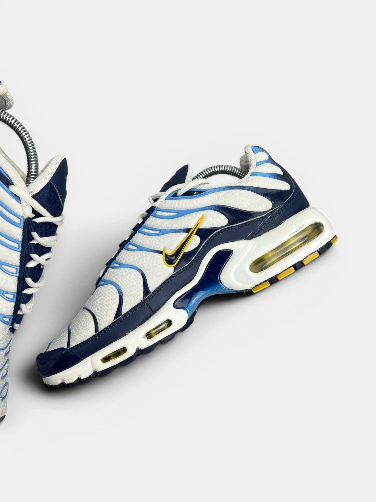 Nike Air Max Plus (TN) White Navy Gold — buty sportowe męskie w bardzo dobrym stanie rozmiar 43, wewnętrzny panel prawego buta