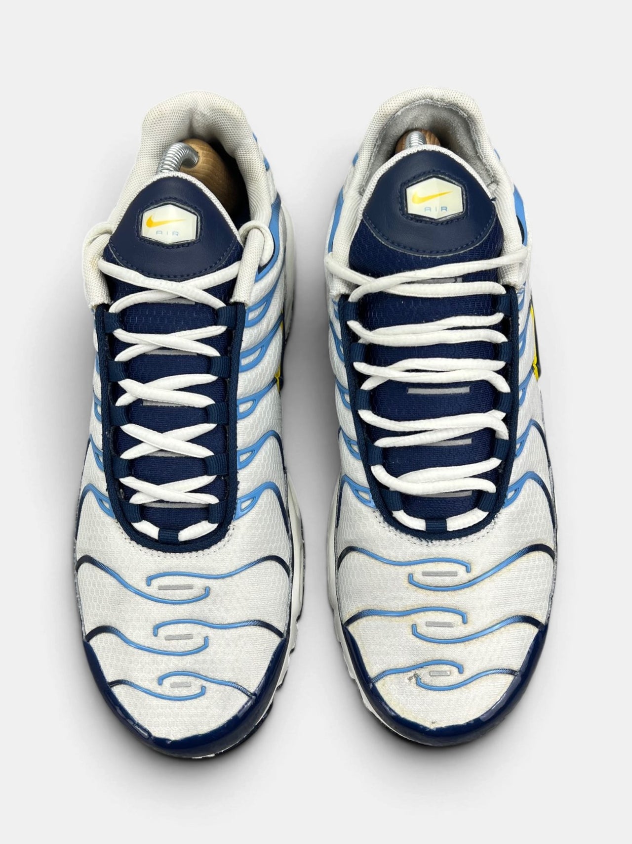 Nike Air Max Plus (TN) White Navy Gold — buty sportowe męskie w bardzo dobrym stanie rozmiar 43, widok z góry