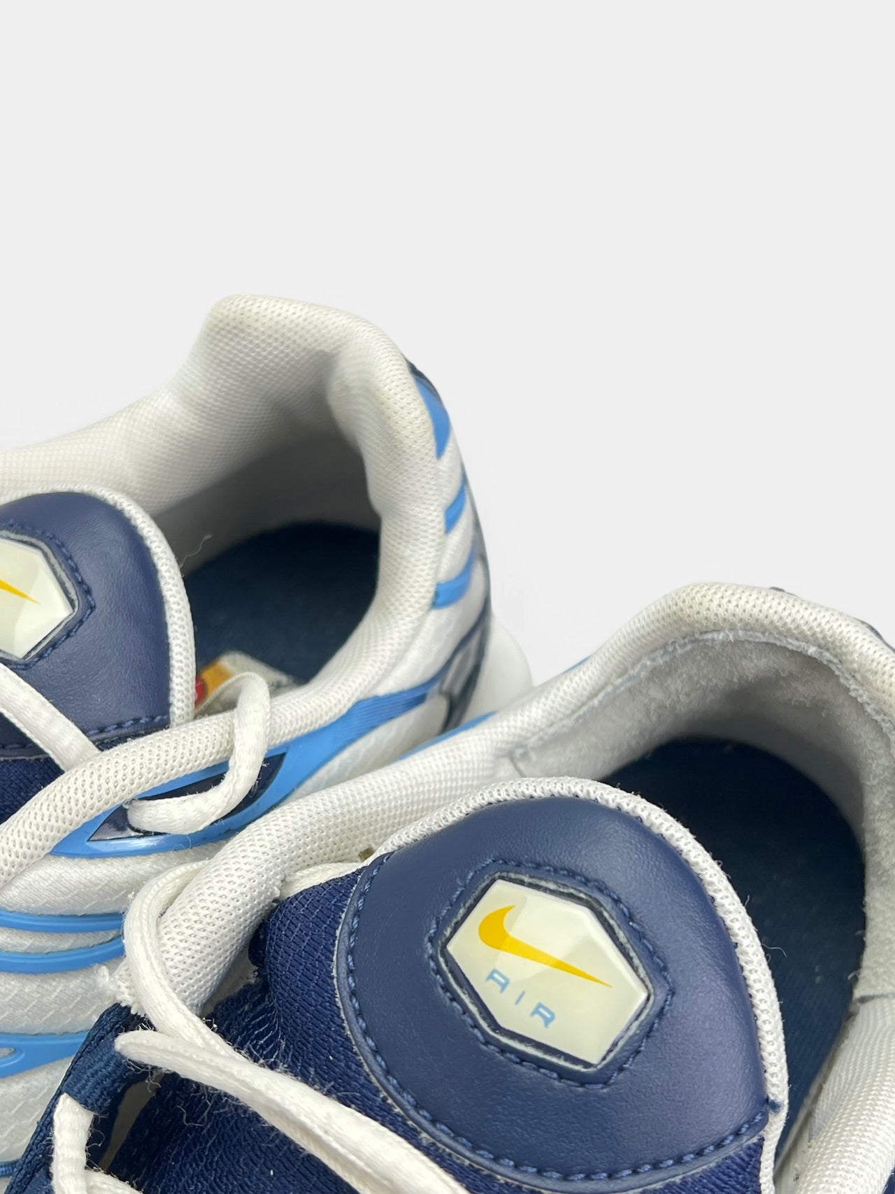 Nike Air Max Plus (TN) White Navy Gold — buty sportowe męskie w bardzo dobrym stanie rozmiar 43, zapiętki butów