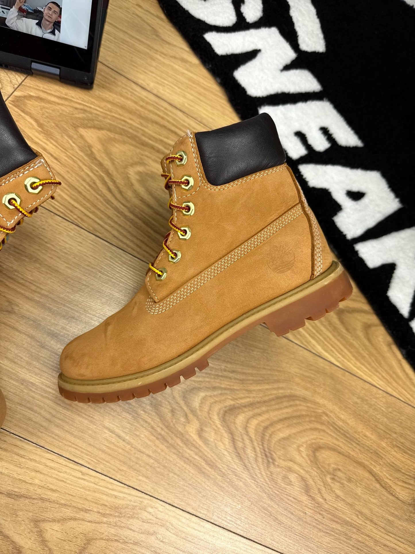 Timberland Premium 6-Inch Boot Wheat Nubuck — buty sportowe damskie w bardzo dobrym stanie rozmiar 37, widok z góry na zewnętrzną stronę butów