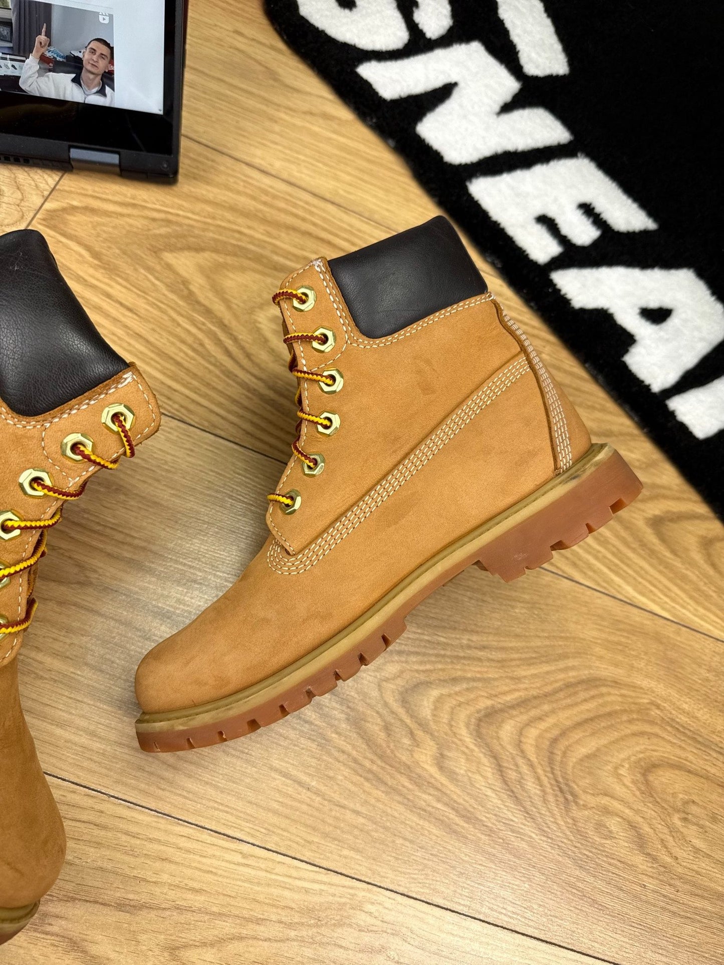Timberland Premium 6-Inch Boot Wheat Nubuck — buty sportowe damskie w bardzo dobrym stanie rozmiar 37, widok z góry na wewnętrzną stronę butów