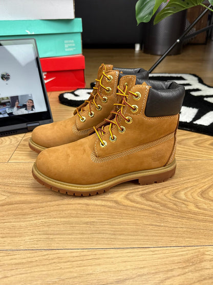 Timberland Premium 6-Inch Boot Wheat Nubuck — buty sportowe damskie w bardzo dobrym stanie rozmiar 37, wewnętrzny panel lewego buta