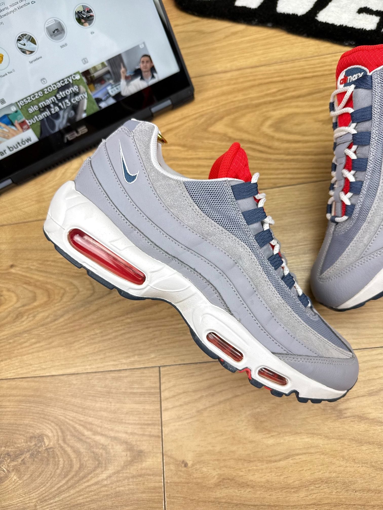 Nike Air Max 95 Cement Grey Thunder Blue — buty sportowe męskie w bardzo dobrym stanie rozmiar 44, zewnętrzny panel prawego buta