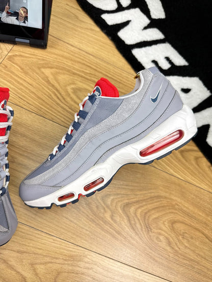 Nike Air Max 95 Cement Grey Thunder Blue — buty sportowe męskie w bardzo dobrym stanie rozmiar 44, zewnętrzny panel lewego buta